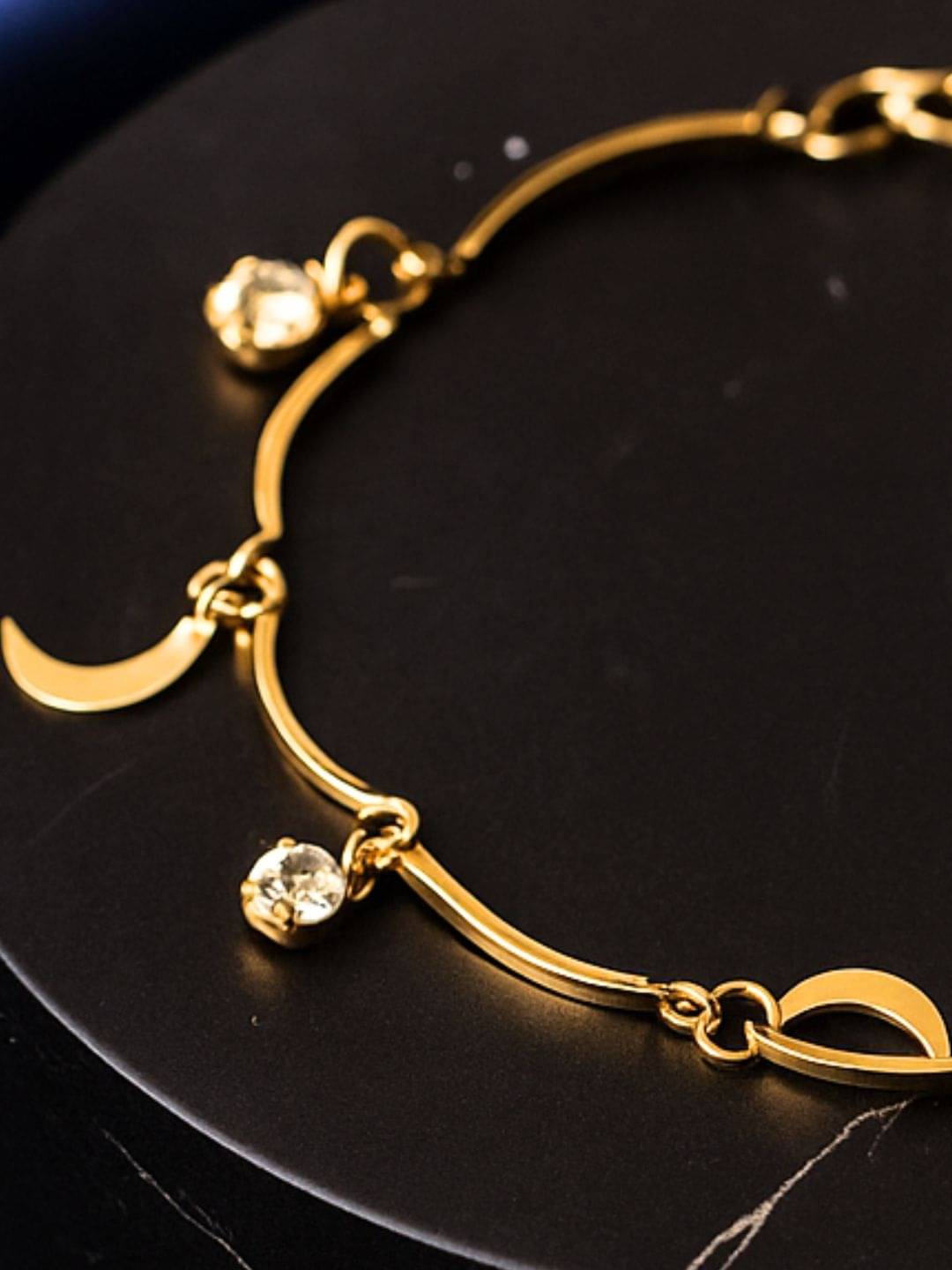Style Wind Gold Bracelet ( Pack of 1 ) Style Wind Gold Bracelet ( Pack of 1 )
