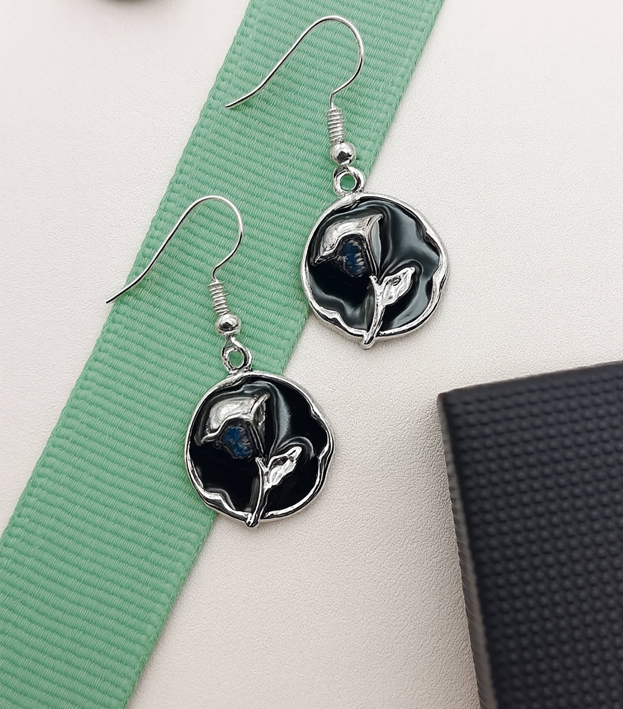    			SHANKHRAJ MA LL Black Drop Earrings ( Pack of 1 )