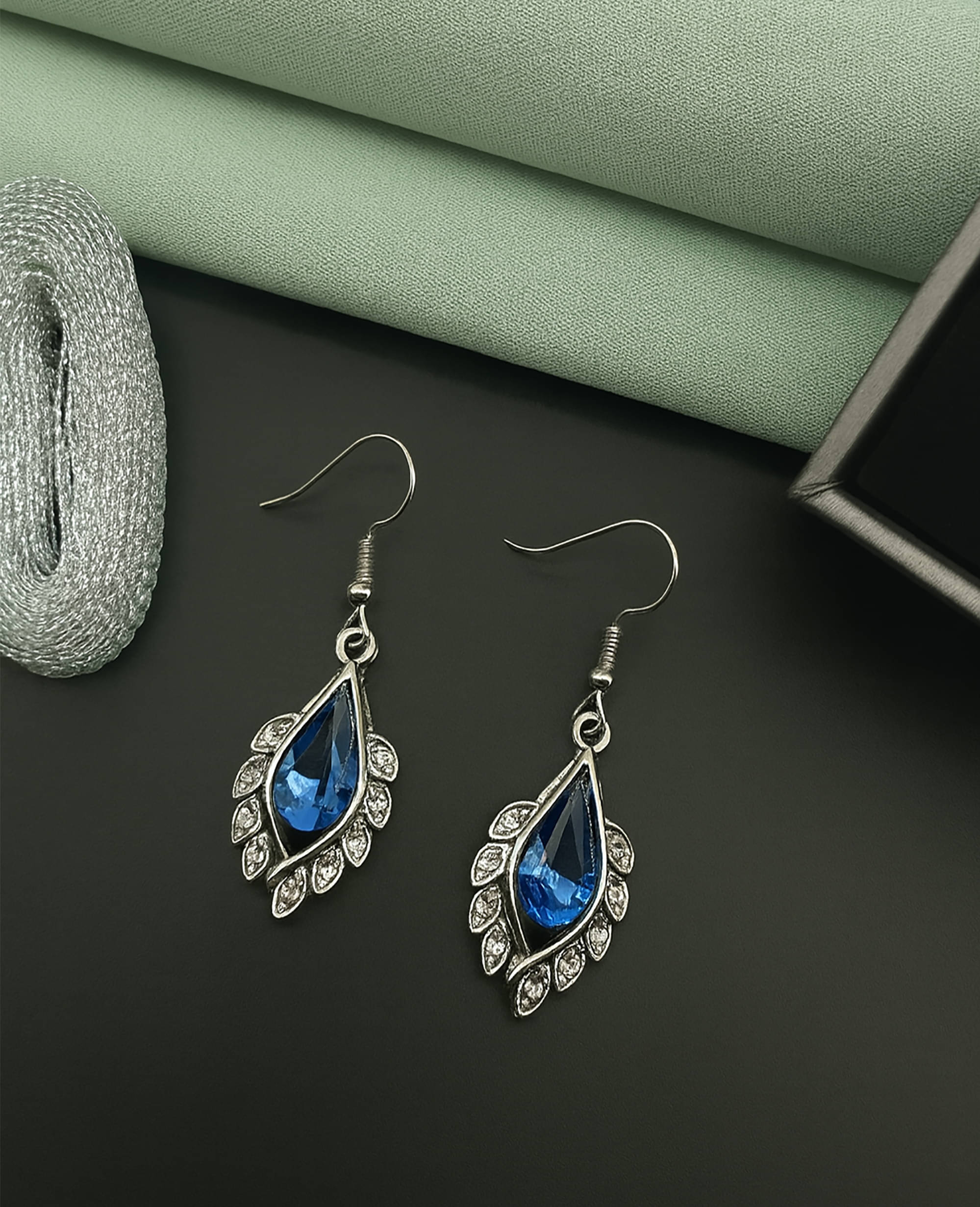     			SHANKHRAJ MA LL Blue Drop Earrings ( Pack of 1 )