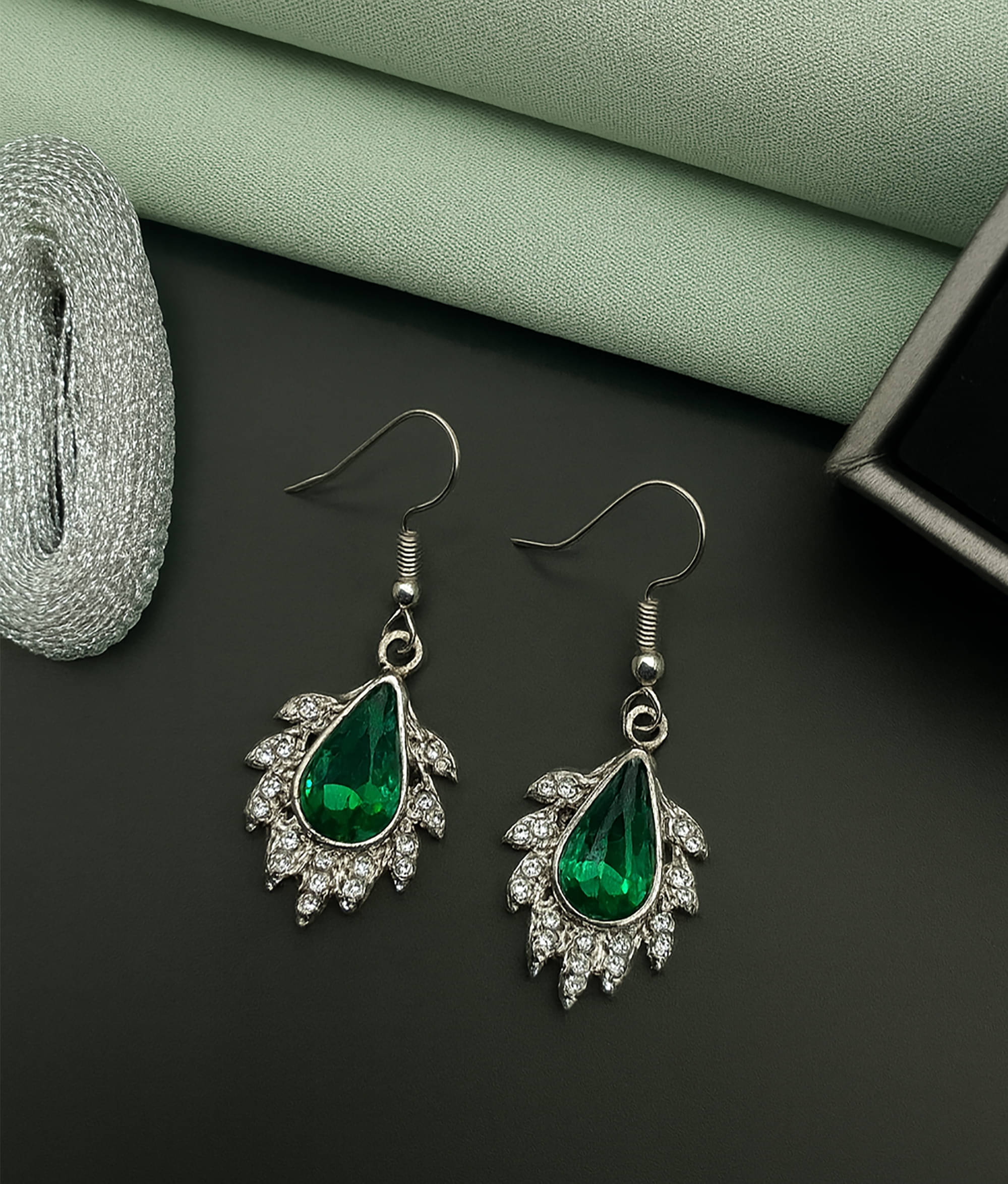     			SHANKHRAJ MA LL Green Drop Earrings ( Pack of 1 )