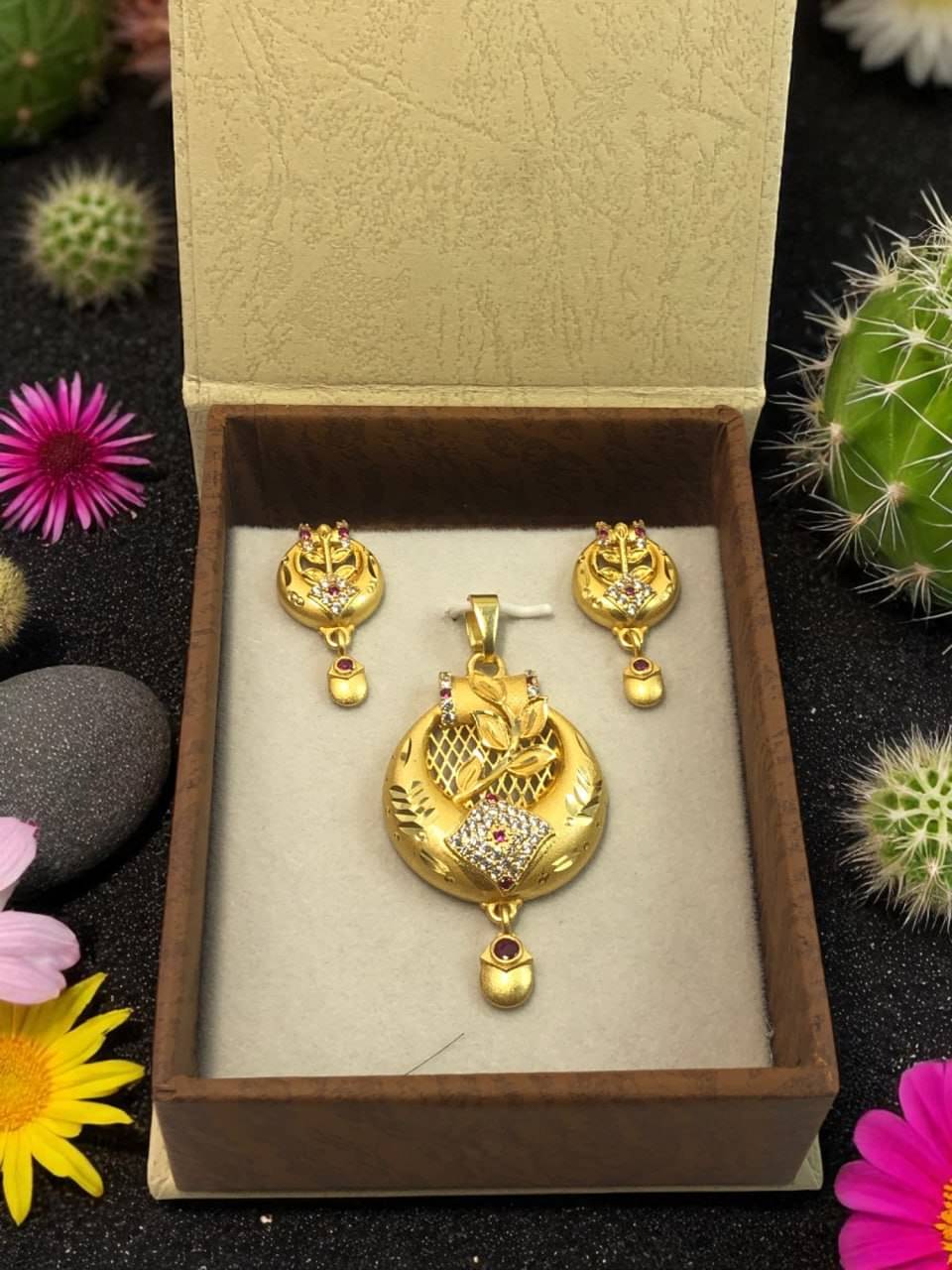 Seora Gold Brass Necklace Set ( Pack of 1 ) Seora Gold Brass Necklace Set ( Pack of 1 )