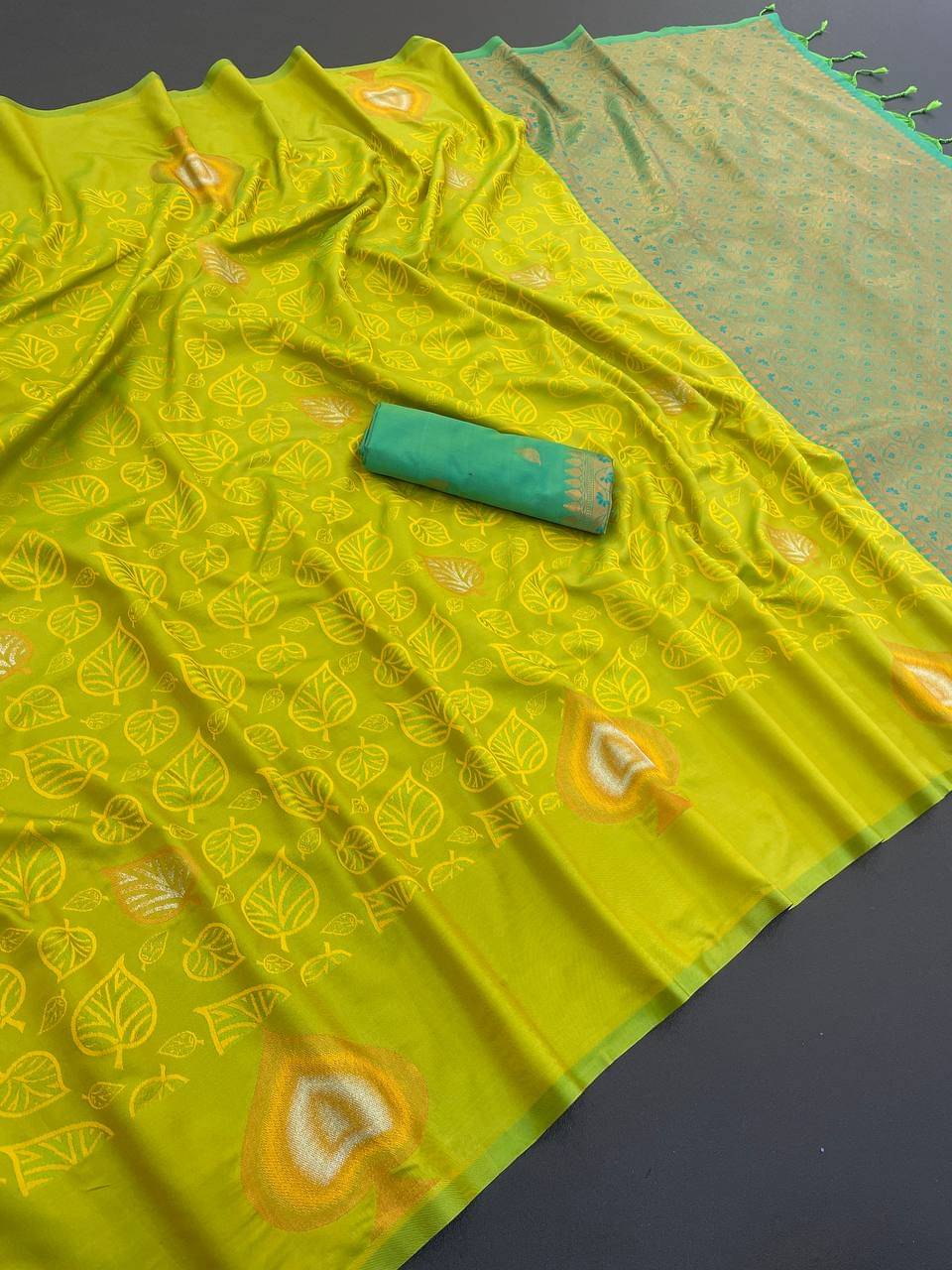     			THE PRIVATE LABLE Silk Blend Printed Regular Saree With Unstitched Blouse Piece ( Lime Green )