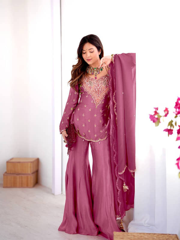 VYOM EMPORIO Women Silk Embroidered Ethnic Motifs Kurti With Alladin Salwar ( Peach )