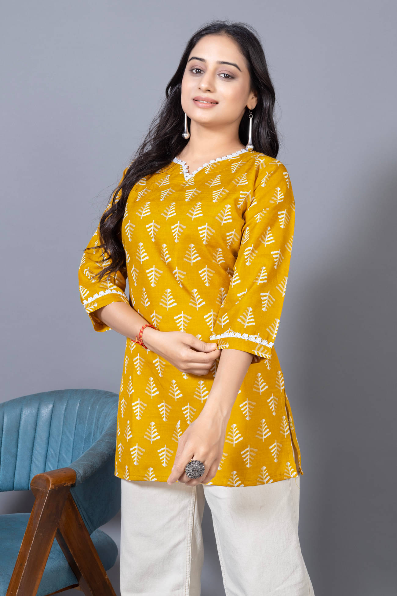 Devakii Women Cotton Blend Printed Straight Kurti ( Yellow ) Devakii Women Cotton Blend Printed Straight Kurti ( Yellow )
