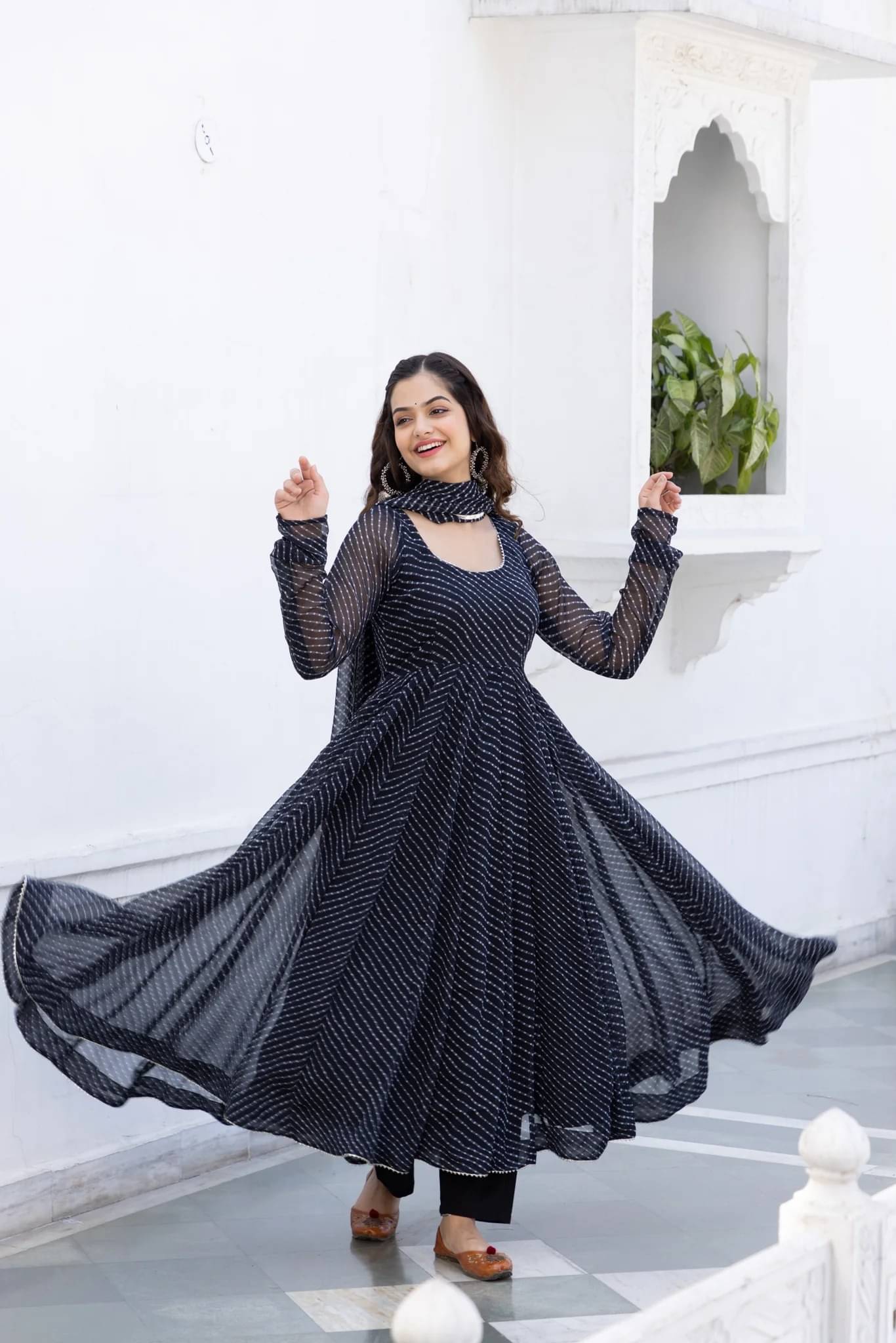     			HELWIN DESINGER Women Georgette Anarkali Stitched Ethnic Gown ( Black )