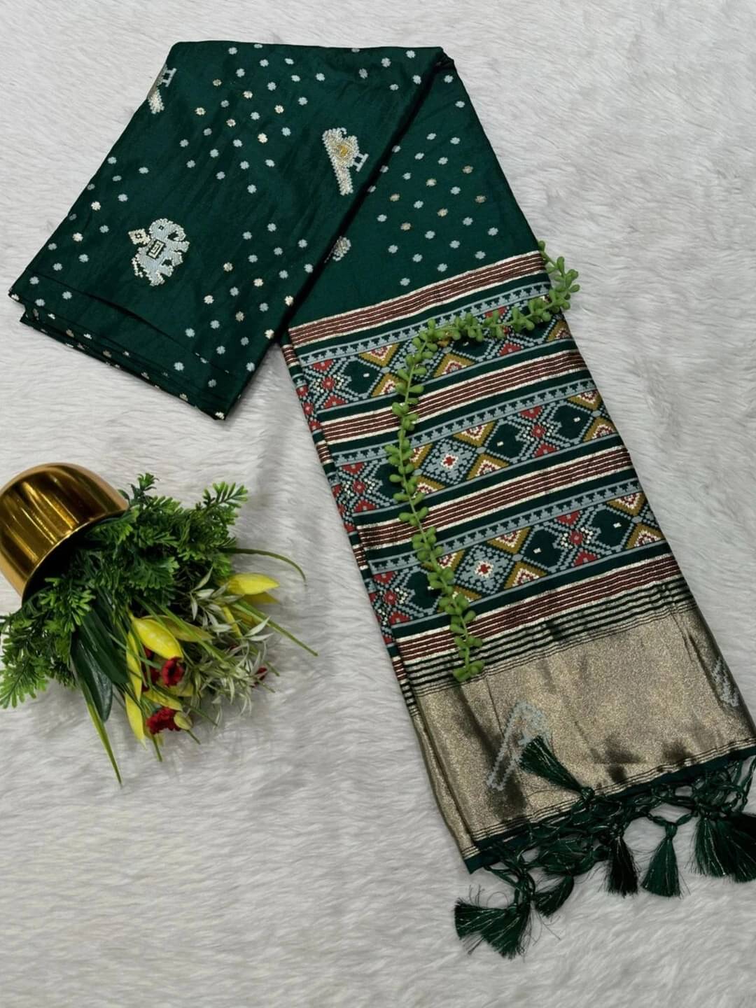 Krisha Enterprise Cotton Blend Woven Regular Saree With Unstitched Blouse Piece ( Green ) Krisha Enterprise Cotton Blend Woven Regular Saree With Unstitched Blouse Piece ( Green )