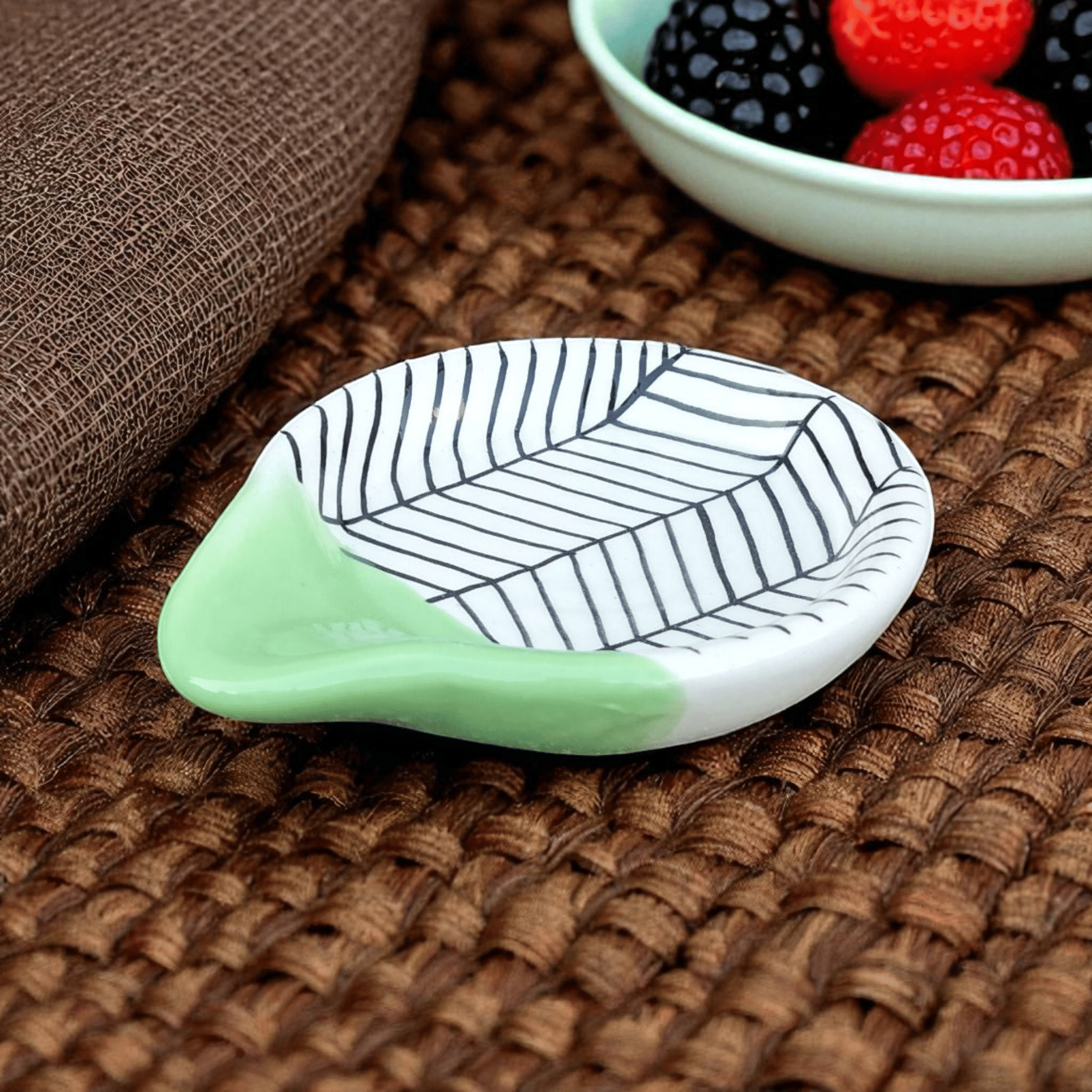 Malaikah Zbra Spn Rst Ceramic Printed Cutlery Holder Light Green ( Pack of 1 ) Malaikah Zbra Spn Rst Ceramic Printed Cutlery Holder Light Green ( Pack of 1 )
