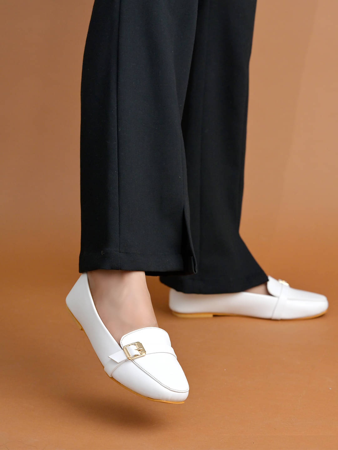     			Shoetopia White Women's Casual Ballerinas