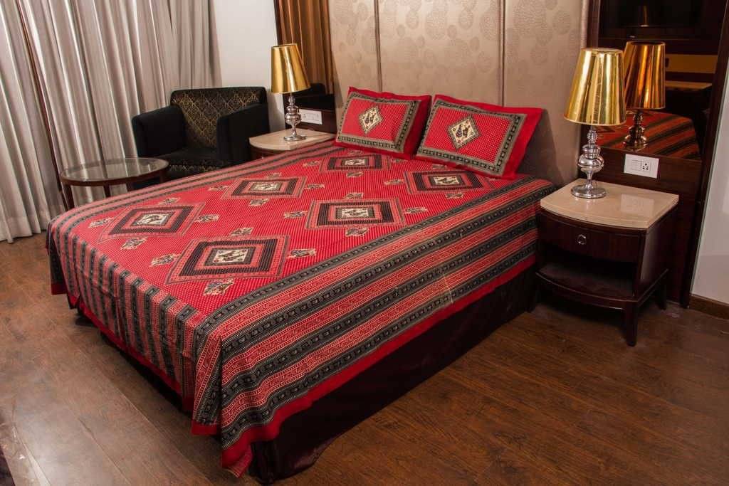 WAR TRADE Cotton 1 Double Bedsheet with 2 Pillow Covers ( Red )     			WAR TRADE Cotton 1 Double Bedsheet with 2 Pillow Covers ( Red )