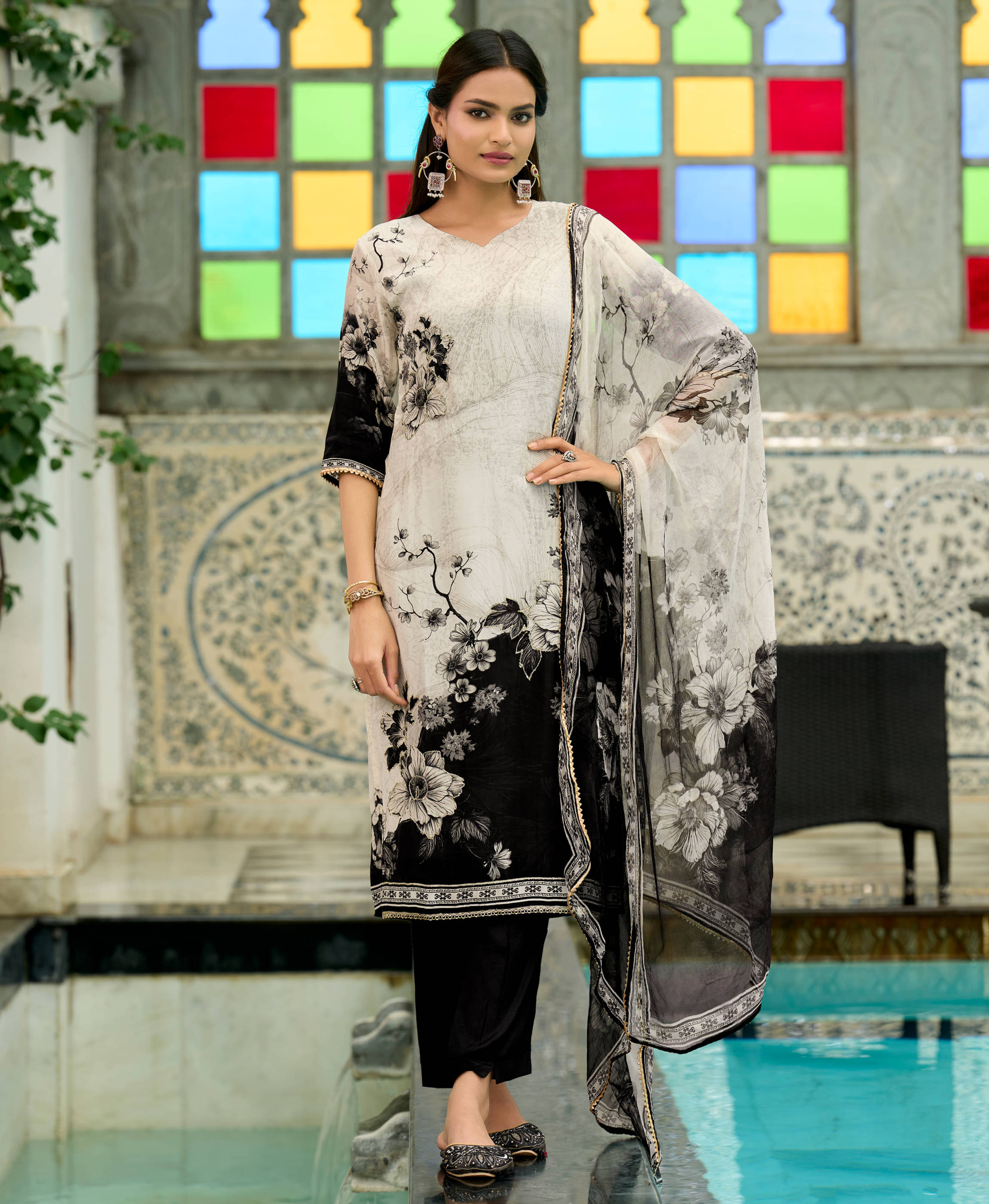 MOJILAA Women Crepe Printed Straight Kurti With Pants ( Off White ) MOJILAA Women Crepe Printed Straight Kurti With Pants ( Off White )