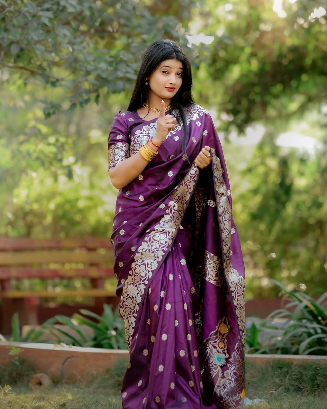     			CRYSTALWAVES Art Silk Solid Banarasi saree With Unstitched Blouse Piece ( Magenta )