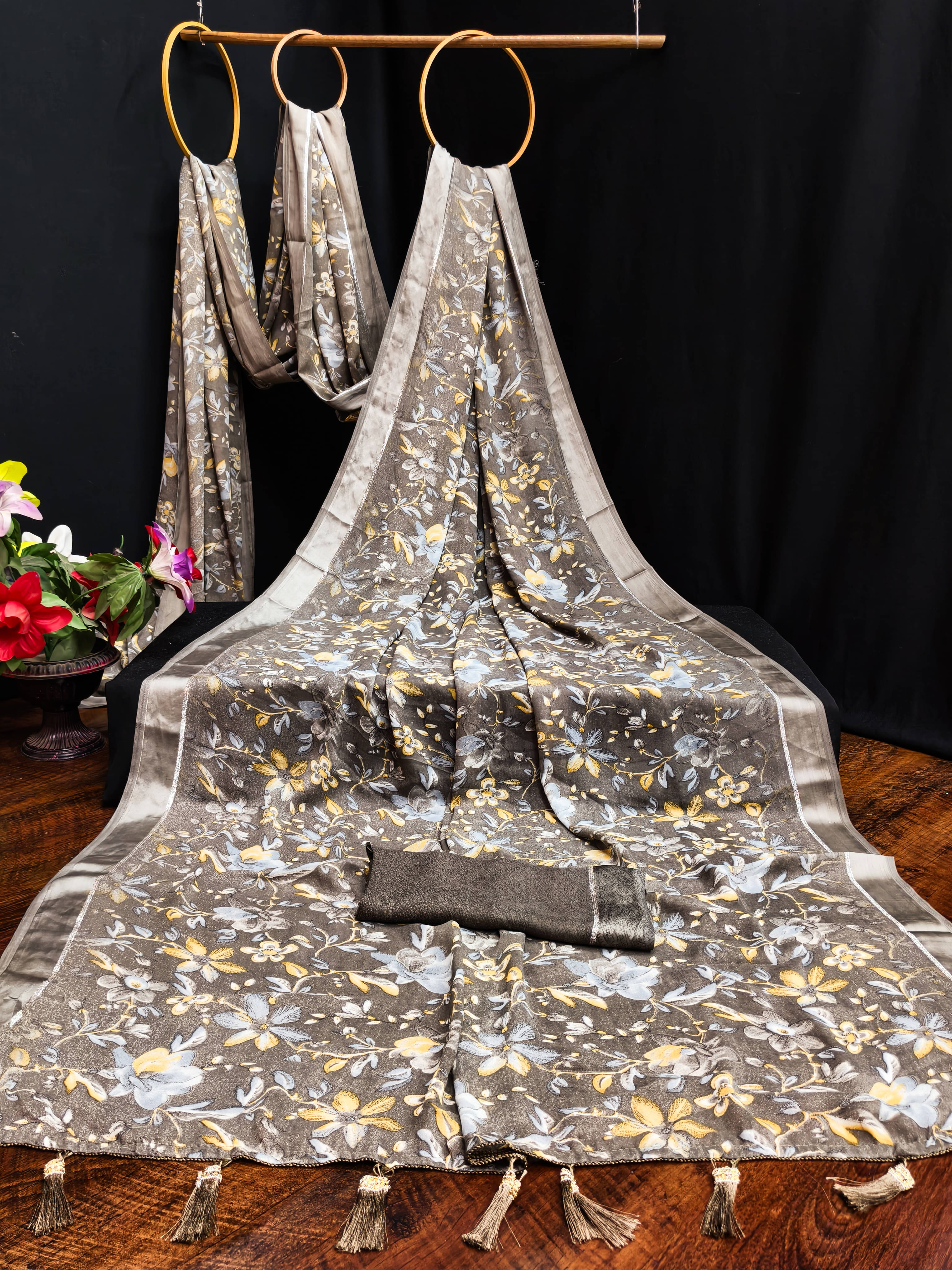 VEDANT VASTRAM Georgette Printed Regular Saree With Unstitched Blouse Piece ( Grey ) VEDANT VASTRAM Georgette Printed Regular Saree With Unstitched Blouse Piece ( Grey )
