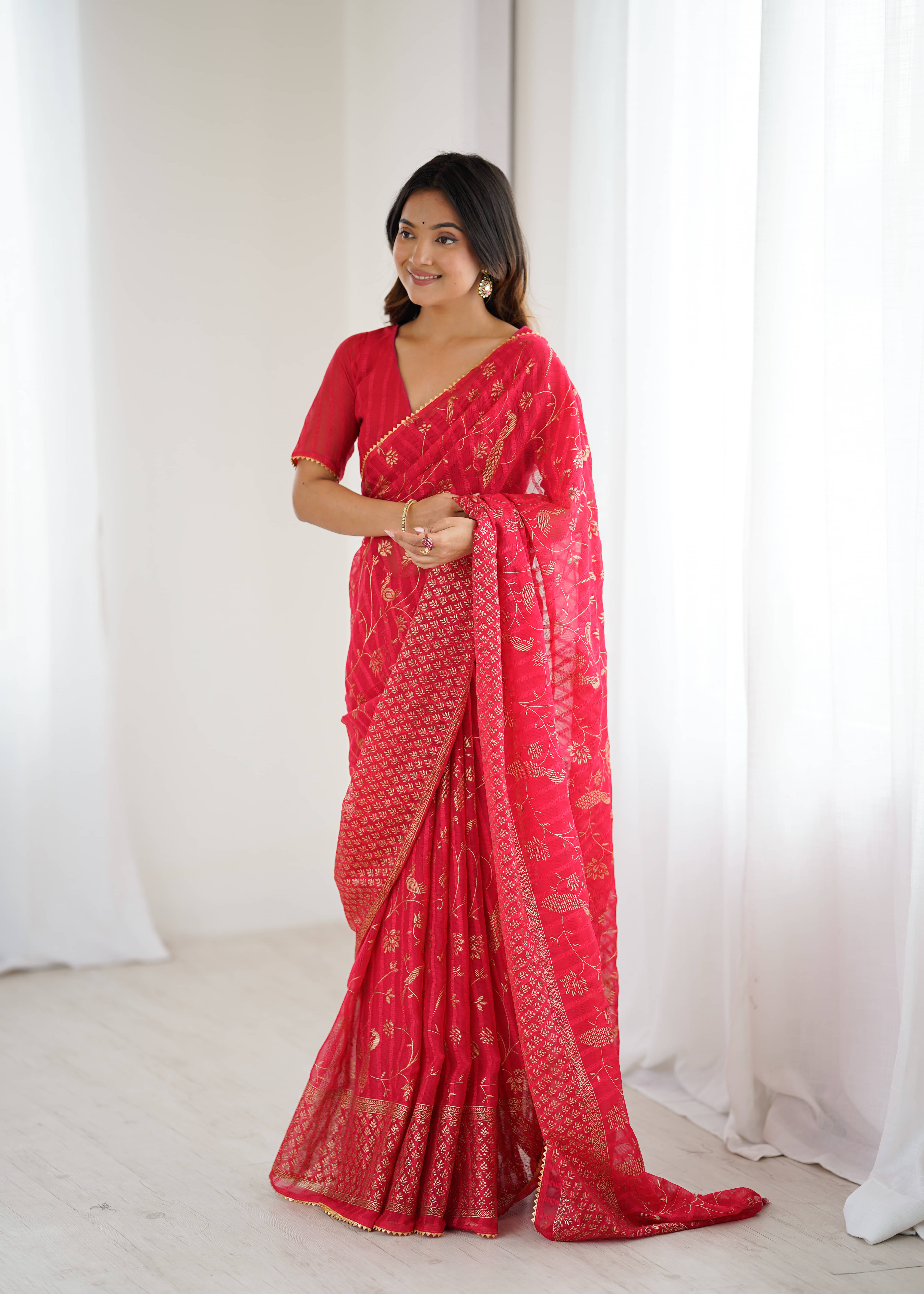 VEDANT VASTRAM Georgette Printed Regular Saree With Unstitched Blouse Piece ( Red ) VEDANT VASTRAM Georgette Printed Regular Saree With Unstitched Blouse Piece ( Red )