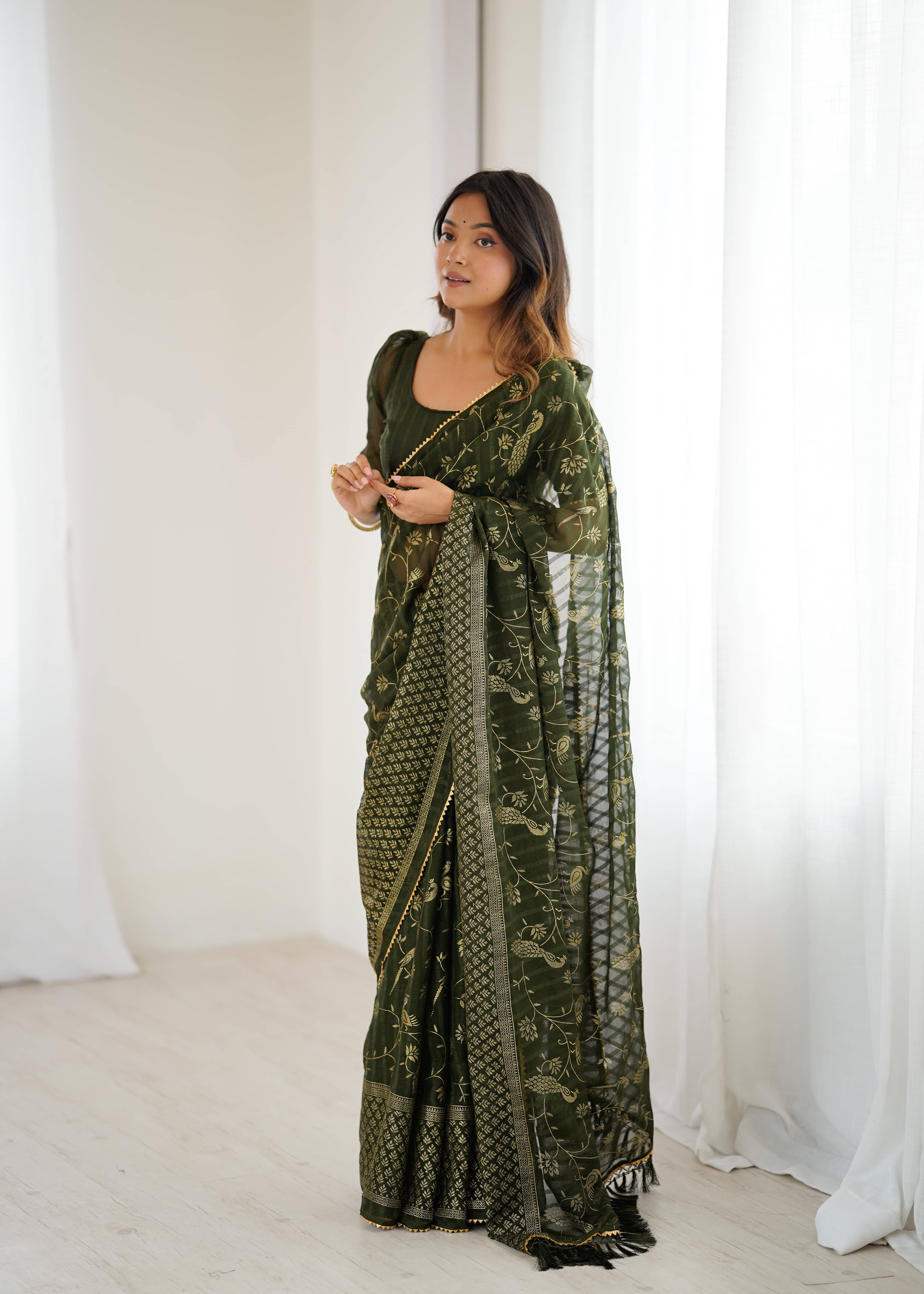 VEDANT VASTRAM Georgette Printed Regular Saree With Unstitched Blouse Piece ( Light Green ) VEDANT VASTRAM Georgette Printed Regular Saree With Unstitched Blouse Piece ( Light Green )