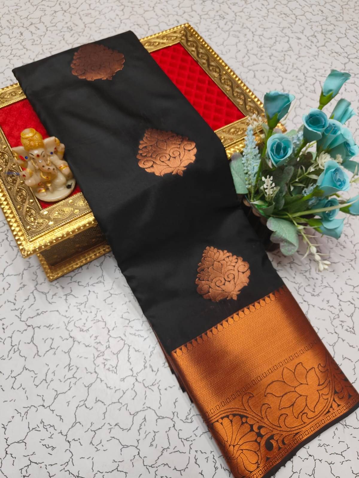 Vastukala Silk Woven Kanjeevaram Sarees With Unstitched Blouse Piece ( Black ) Vastukala Silk Woven Kanjeevaram Sarees With Unstitched Blouse Piece ( Black )