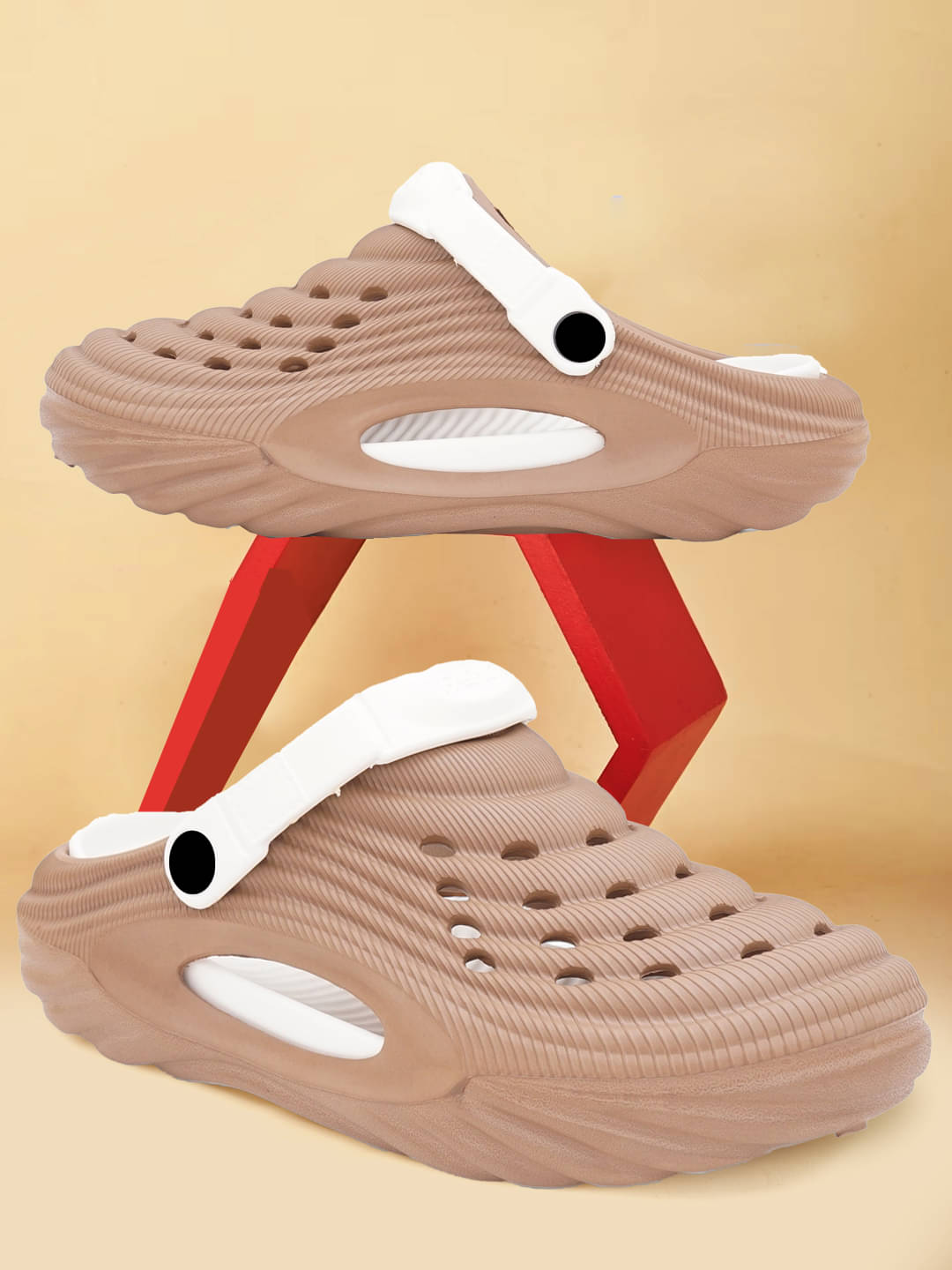     			Qrite - Brown Men's Clogs