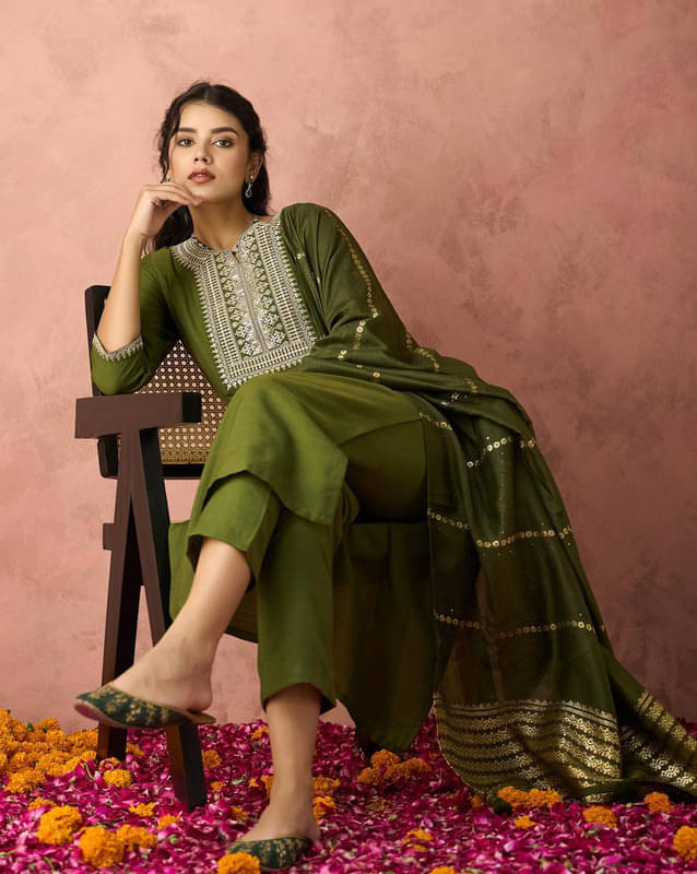     			HIRVA FAB Women Chanderi Embroidered Straight Kurti With Pants ( Green )