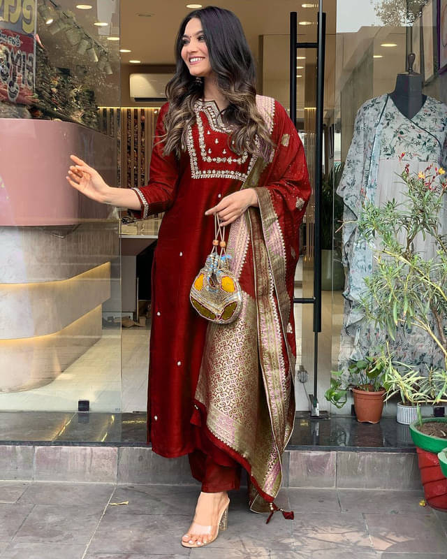     			HIRVA FAB Women Chanderi Embroidered Straight Kurti With Pants ( Maroon )