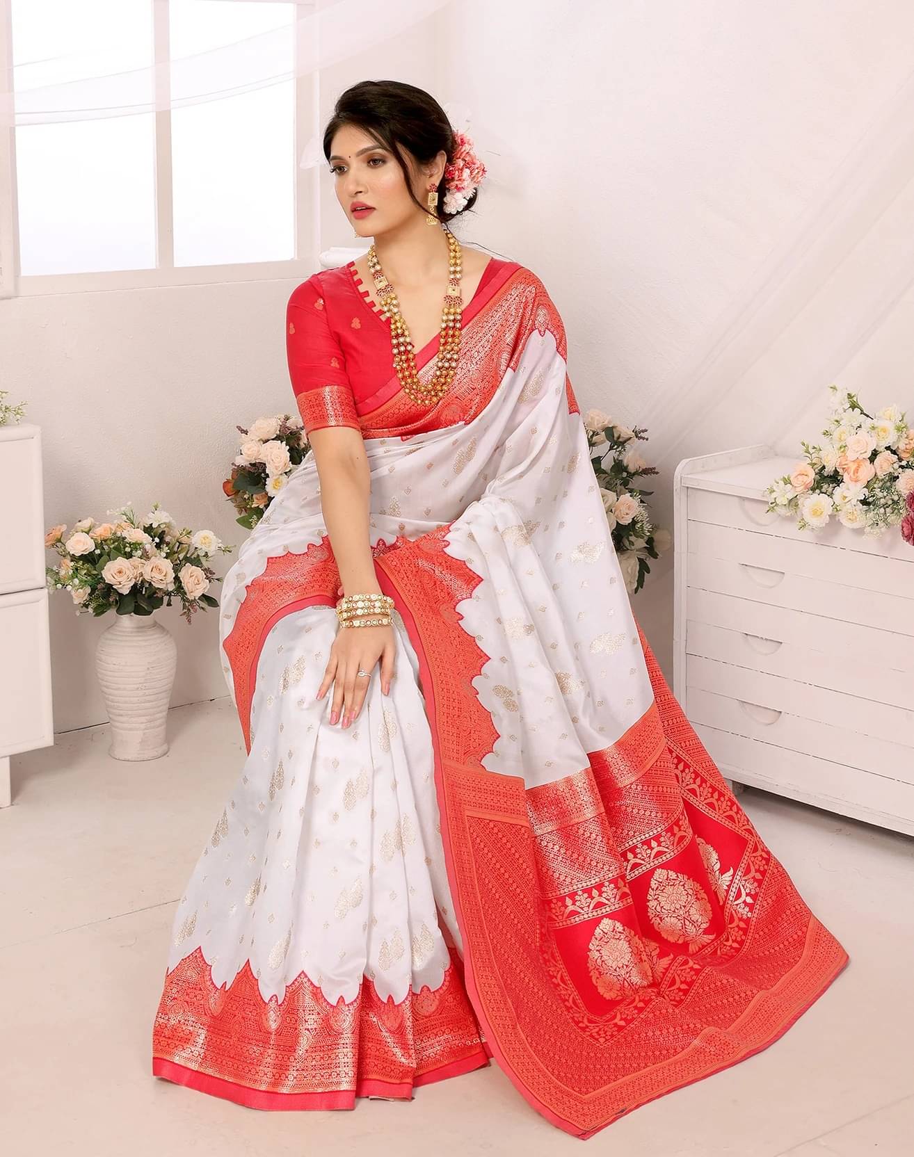     			Yashika Art Silk Woven Kanjeevaram Sarees With Unstitched Blouse Piece ( White )