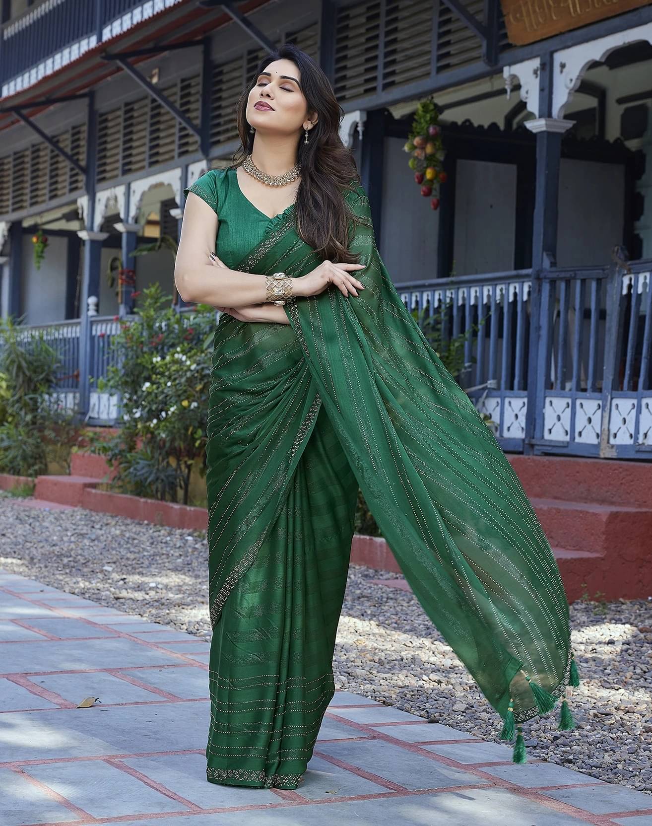     			Yashika Chiffon Embellished Regular Saree With Unstitched Blouse Piece ( Green )