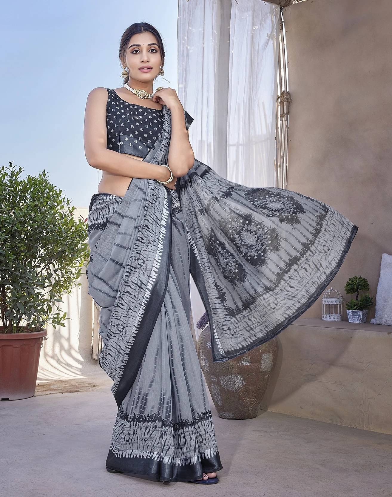     			Yashika Cotton Blend Printed Regular Saree With Unstitched Blouse Piece ( Grey )
