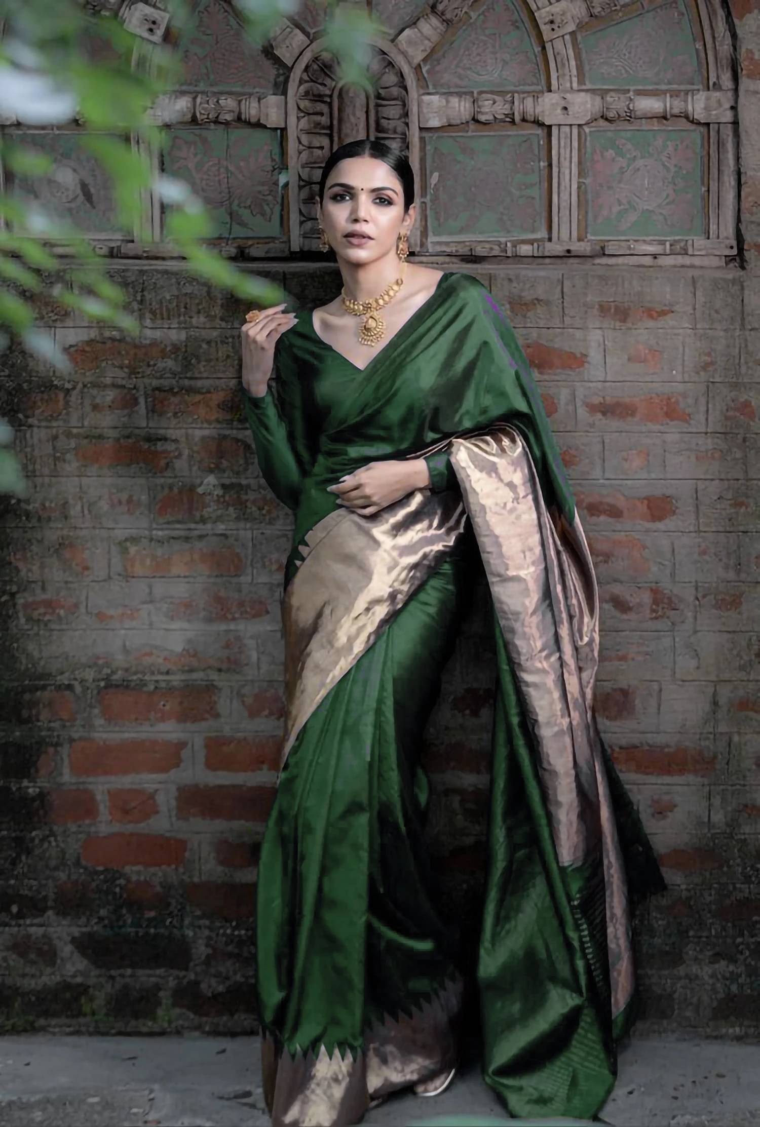     			Yashika Cotton Silk Woven Banarasi saree With Unstitched Blouse Piece ( Green )