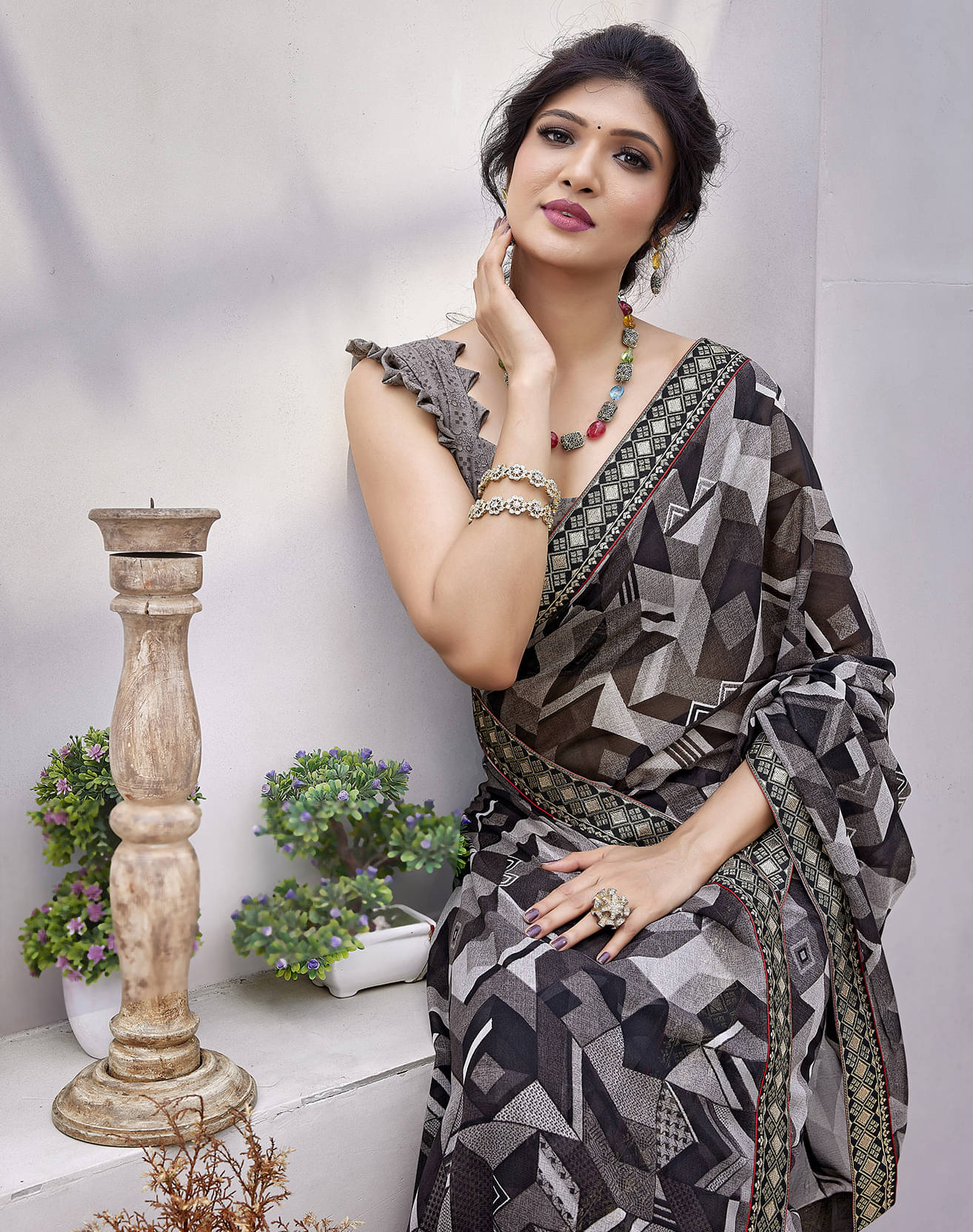 Yashika Georgette Printed Regular Saree With Unstitched Blouse Piece ( Grey )     			Yashika Georgette Printed Regular Saree With Unstitched Blouse Piece ( Grey )