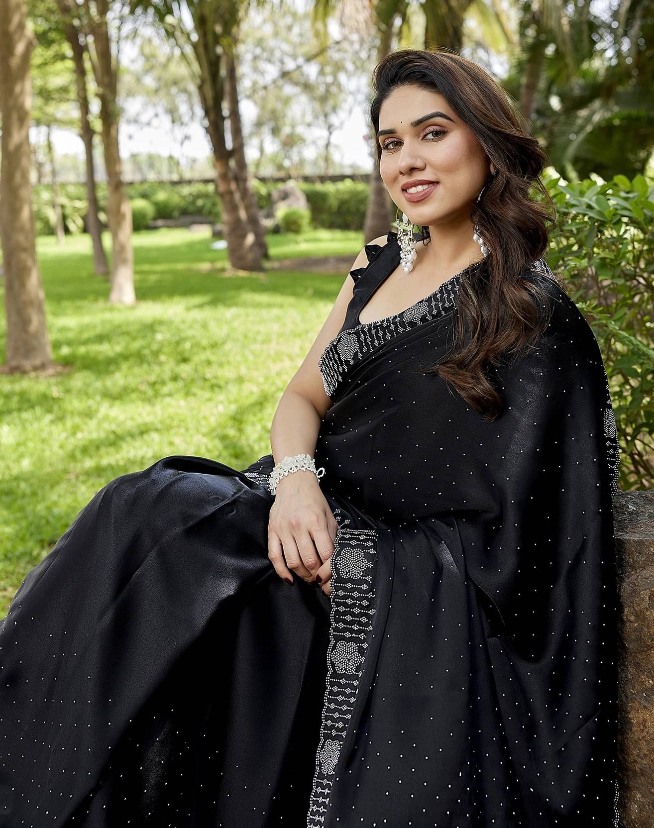     			Yashika Satin Embellished Regular Saree With Unstitched Blouse Piece ( Black )