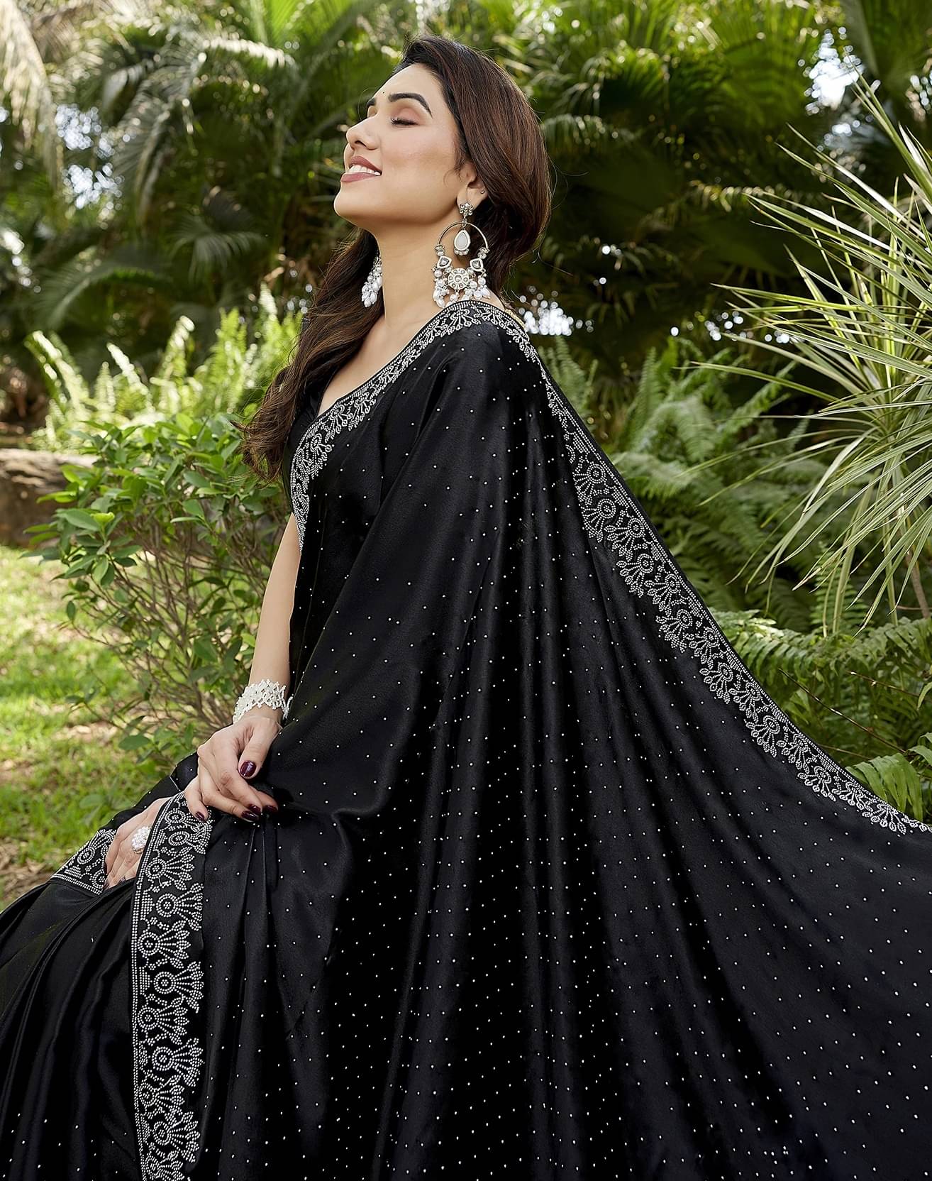     			Yashika Satin Embellished Regular Saree With Unstitched Blouse Piece ( Black )
