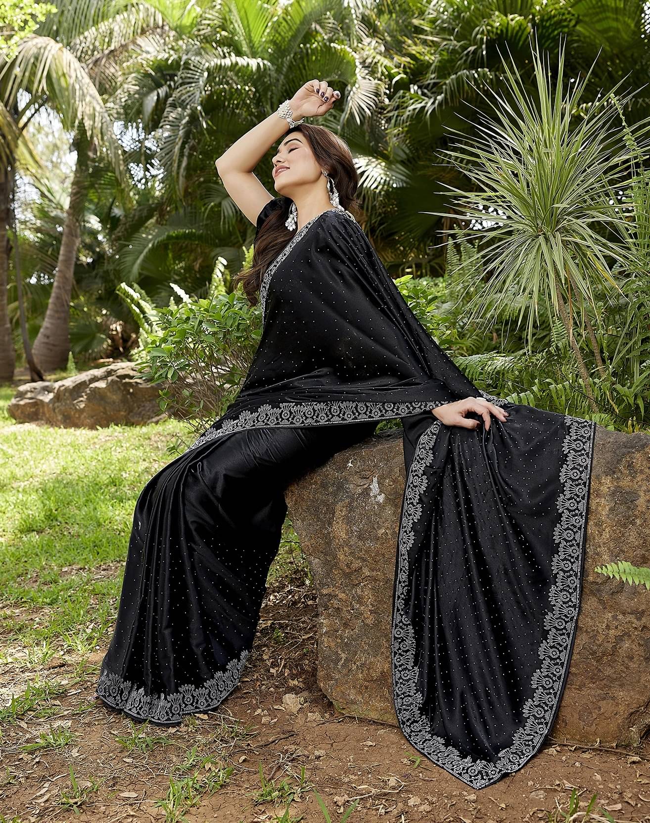     			Yashika Satin Embellished Regular Saree With Unstitched Blouse Piece ( Black )