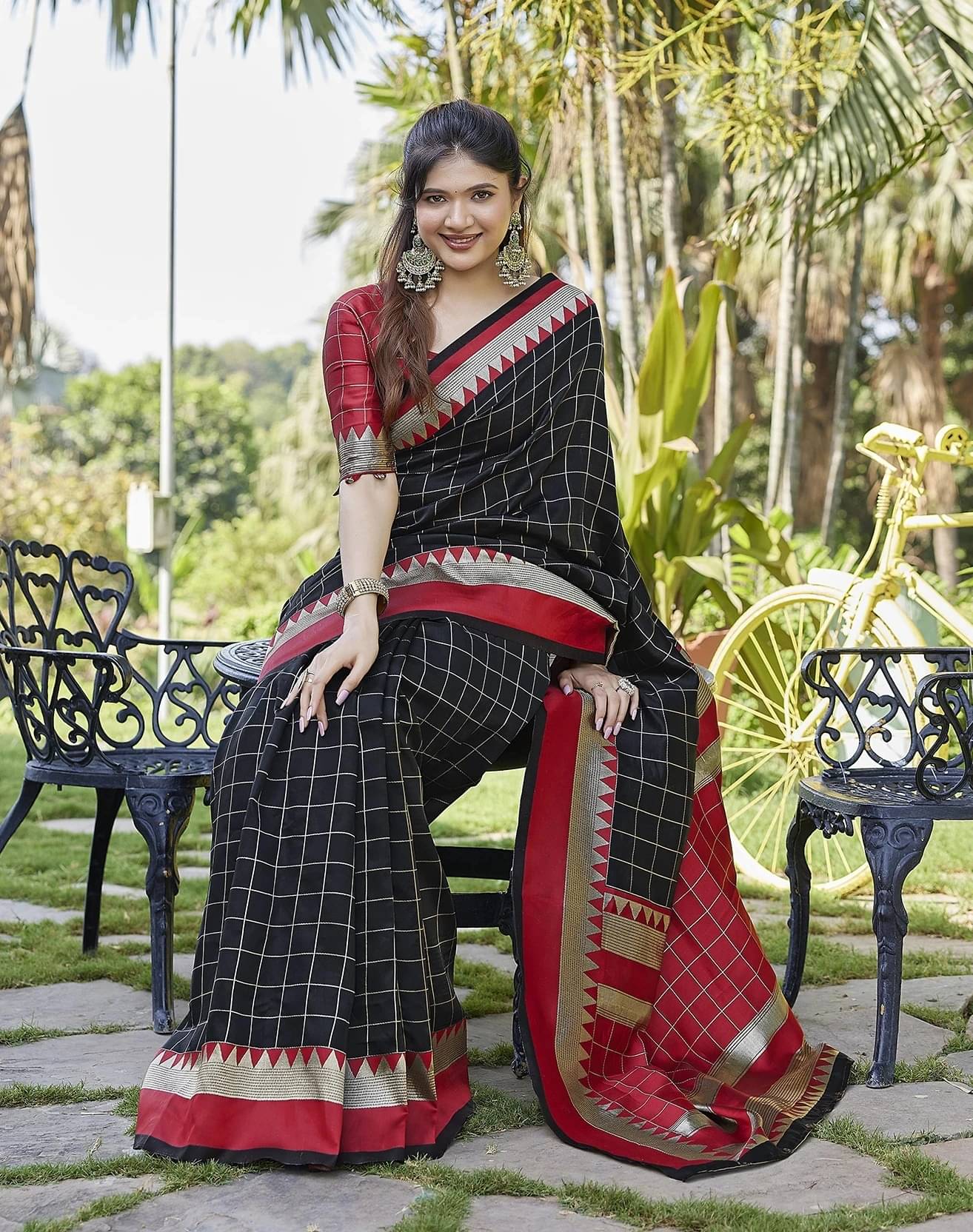     			Yashika Silk Blend Self Design Kanjeevaram Sarees With Unstitched Blouse Piece ( Black )