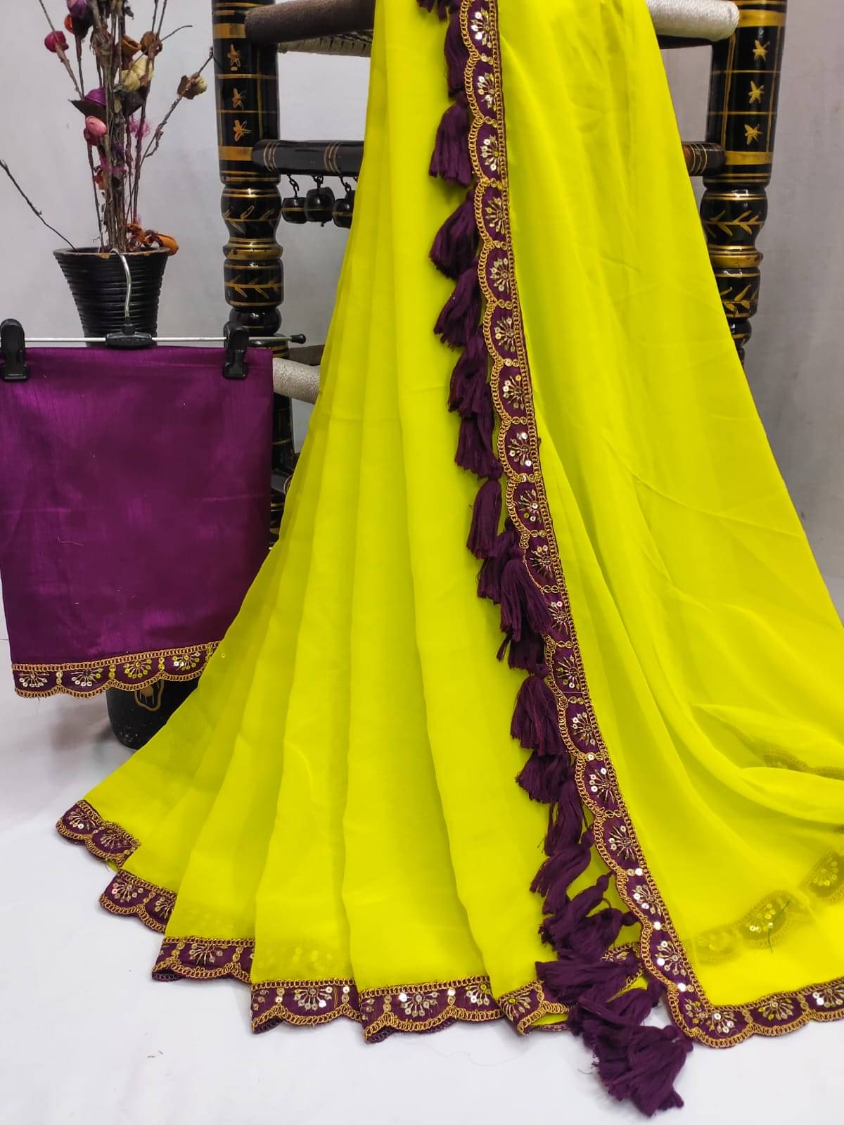     			GALAXY STUDIOS Georgette Embellished Banarasi saree With Unstitched Blouse Piece ( Lime Green,Wine )
