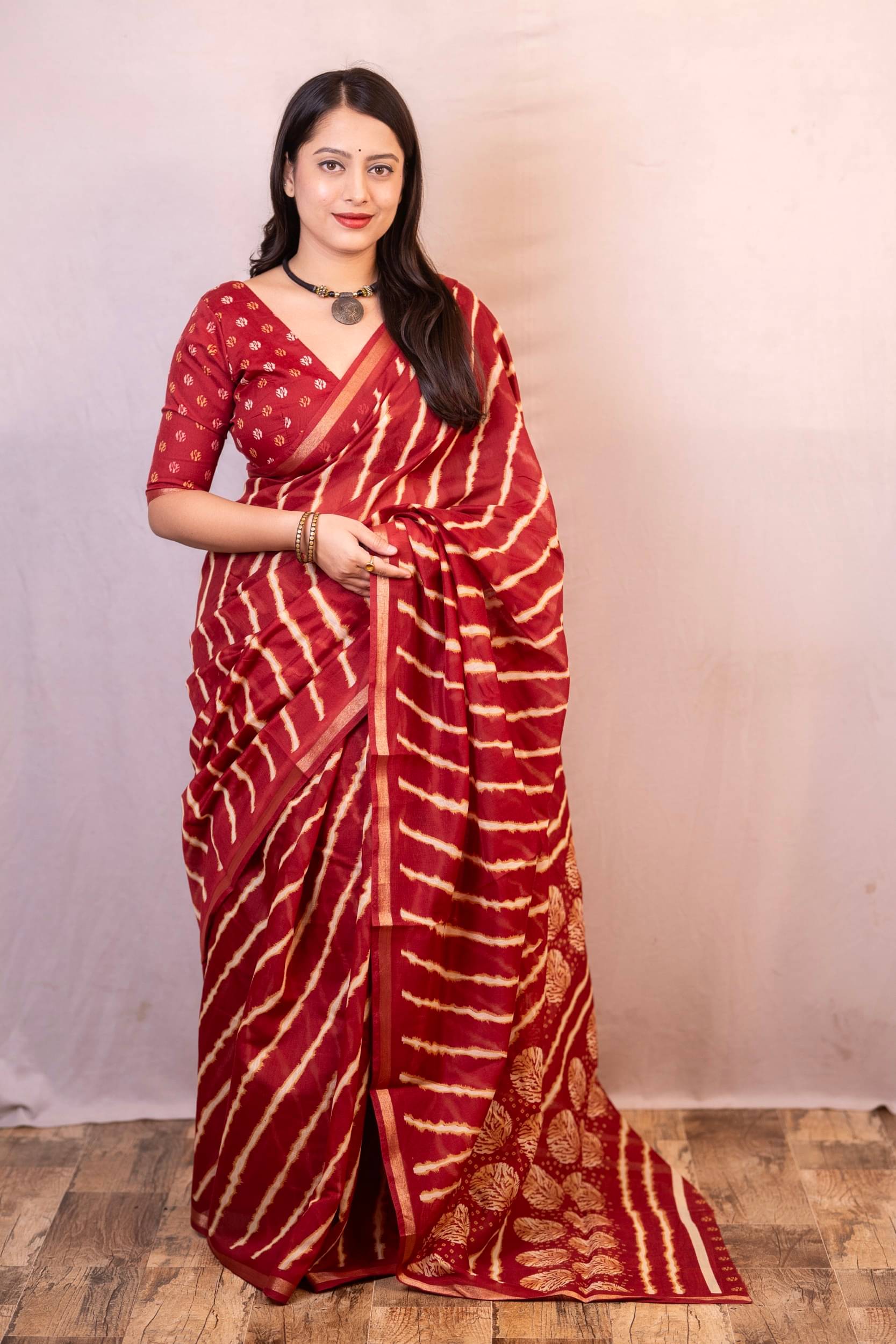     			PANZORA Cotton Solid Regular Saree Without Blouse Piece ( Red )