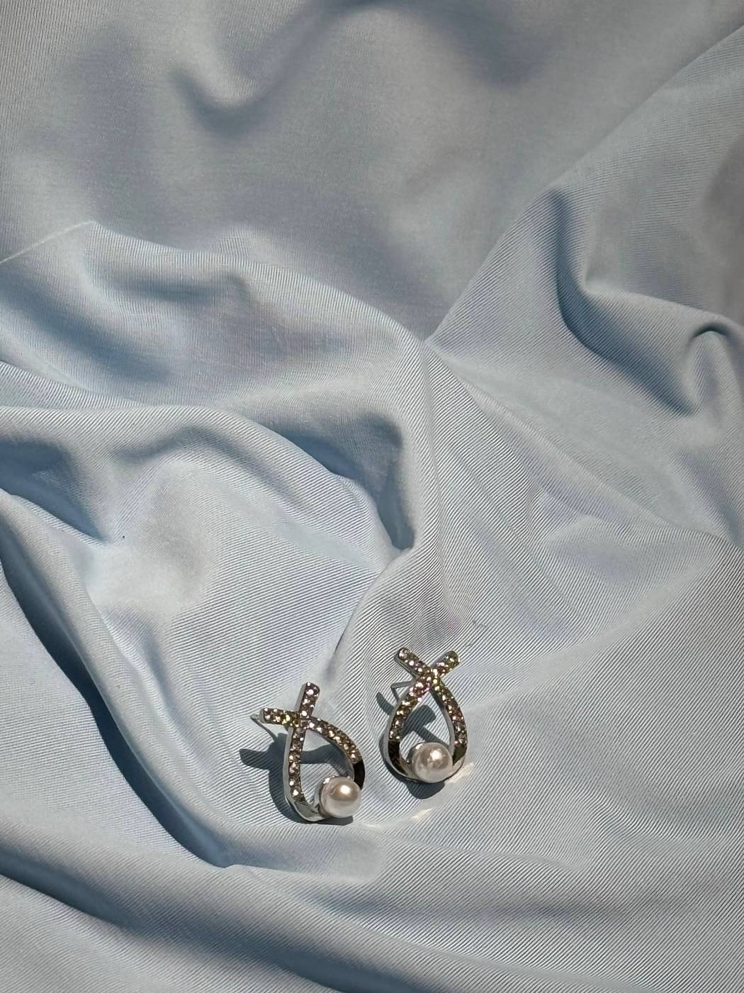     			ADOREX Orange Stud Earrings ( Pack of 1 )