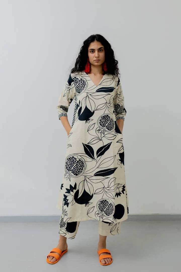 LookMark Women Cotton Blend Printed Straight Kurti With Pants ( Cream ) LookMark Women Cotton Blend Printed Straight Kurti With Pants ( Cream )