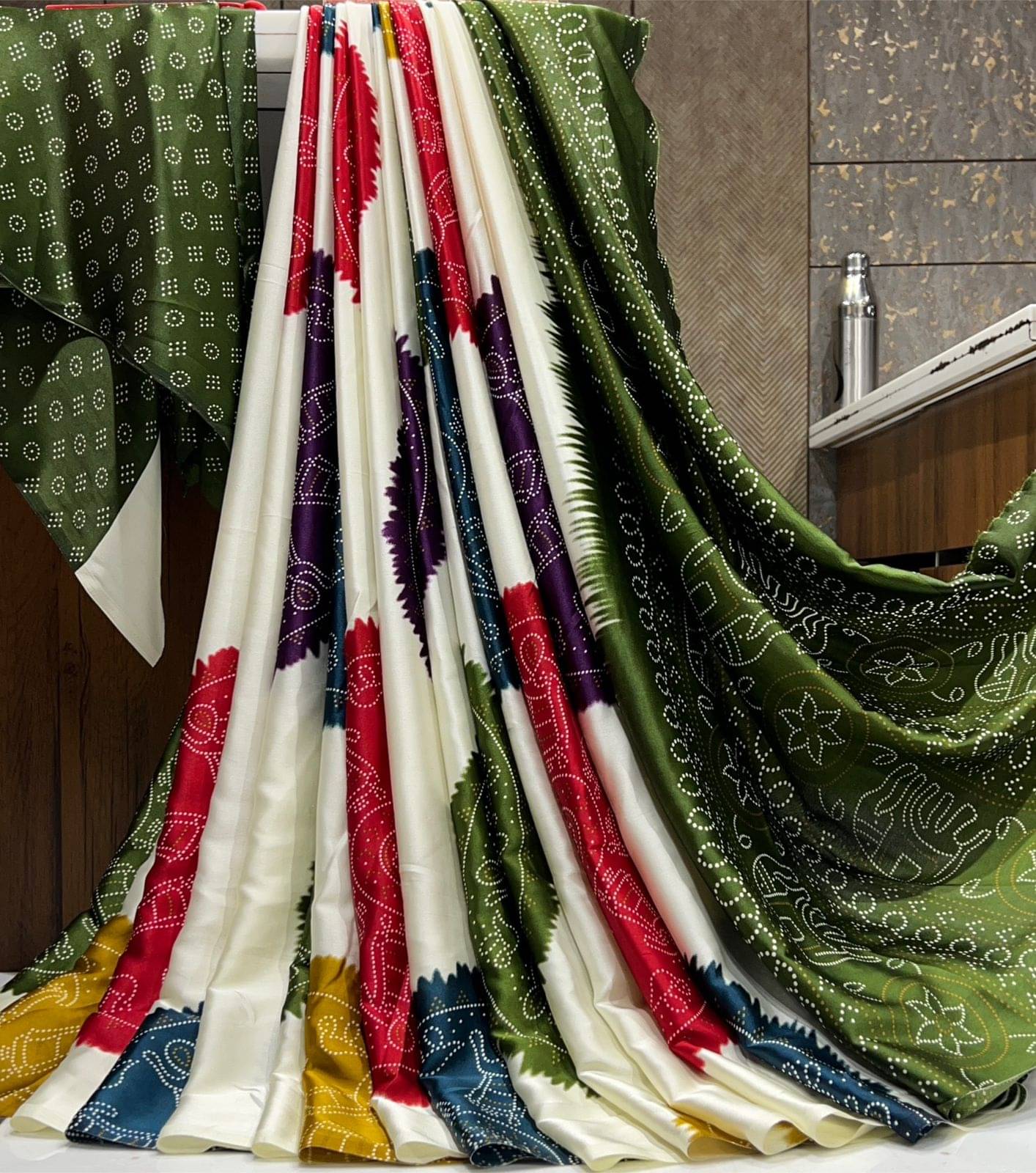     			SHIRODHARI Silk Blend Printed Sambalpuri Saree With Unstitched Blouse Piece ( Green )