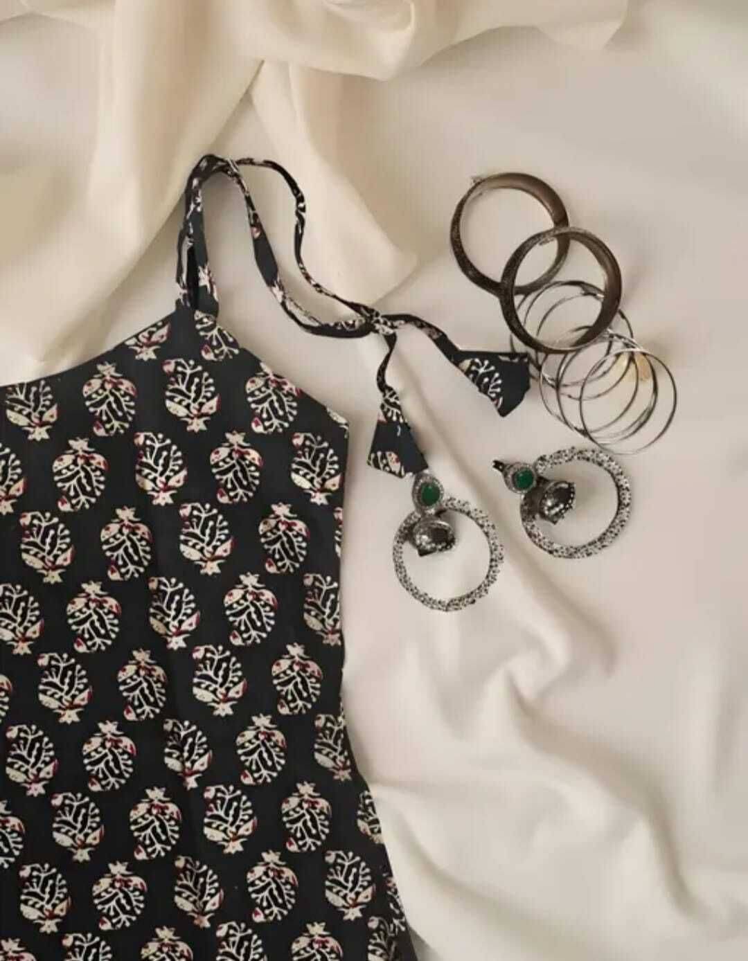 LOOK N LIKE Women Rayon Printed Straight Kurti ( Black ) LOOK N LIKE Women Rayon Printed Straight Kurti ( Black )