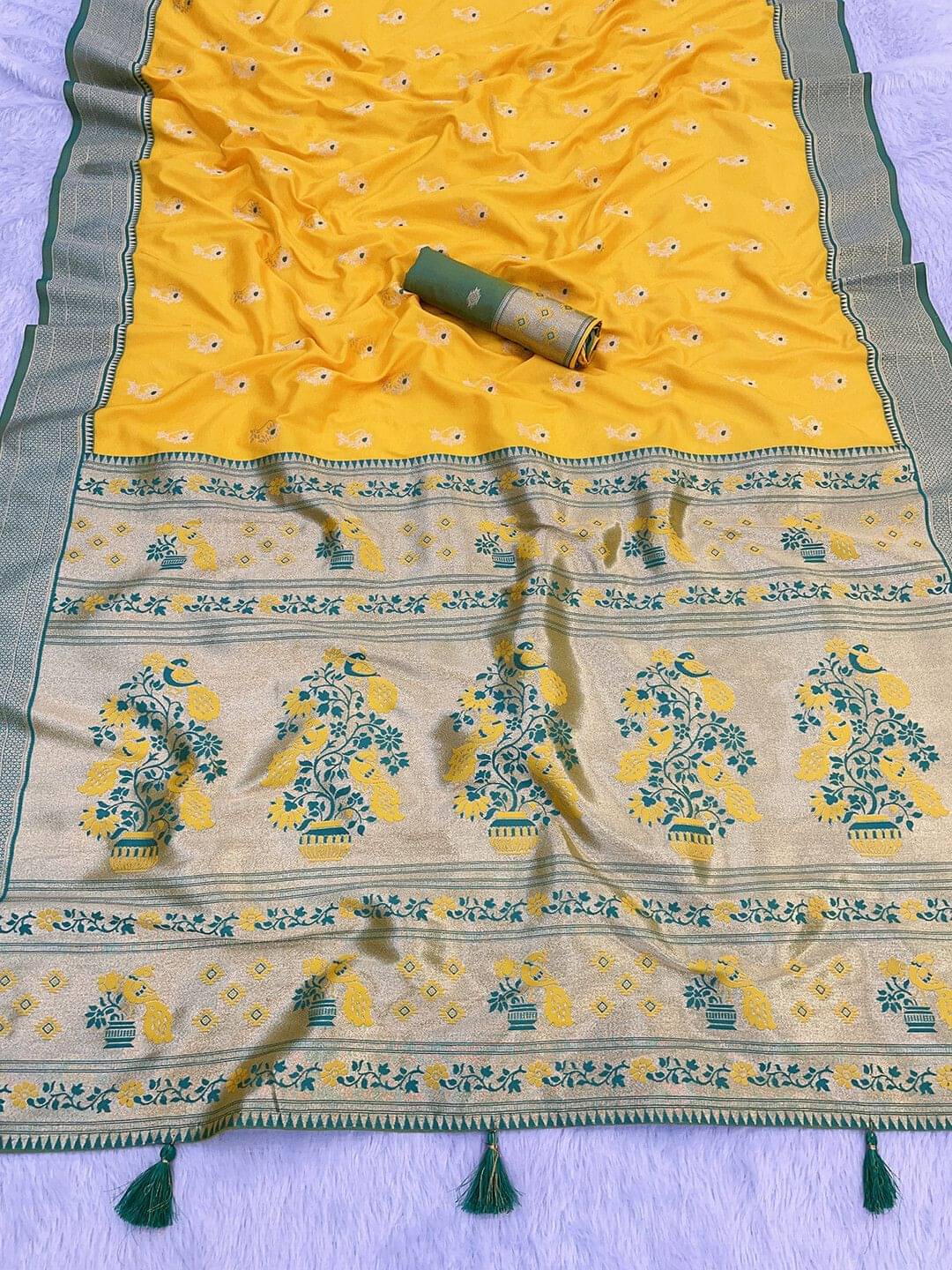 Pionex Jacquard Self Design Paithani Sarees With Unstitched Blouse Piece ( Gold ) Pionex Jacquard Self Design Paithani Sarees With Unstitched Blouse Piece ( Gold )