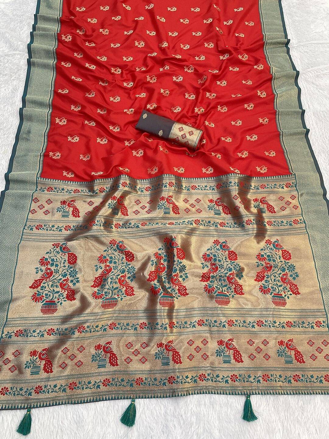 Pionex Jacquard Self Design Paithani Sarees With Unstitched Blouse Piece ( Red ) Pionex Jacquard Self Design Paithani Sarees With Unstitched Blouse Piece ( Red )