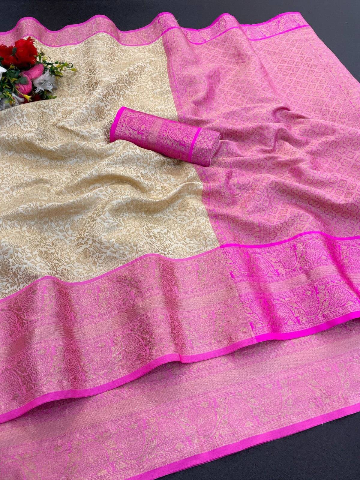     			Pionex Jacquard Woven Banarasi saree With Unstitched Blouse Piece ( Cream )