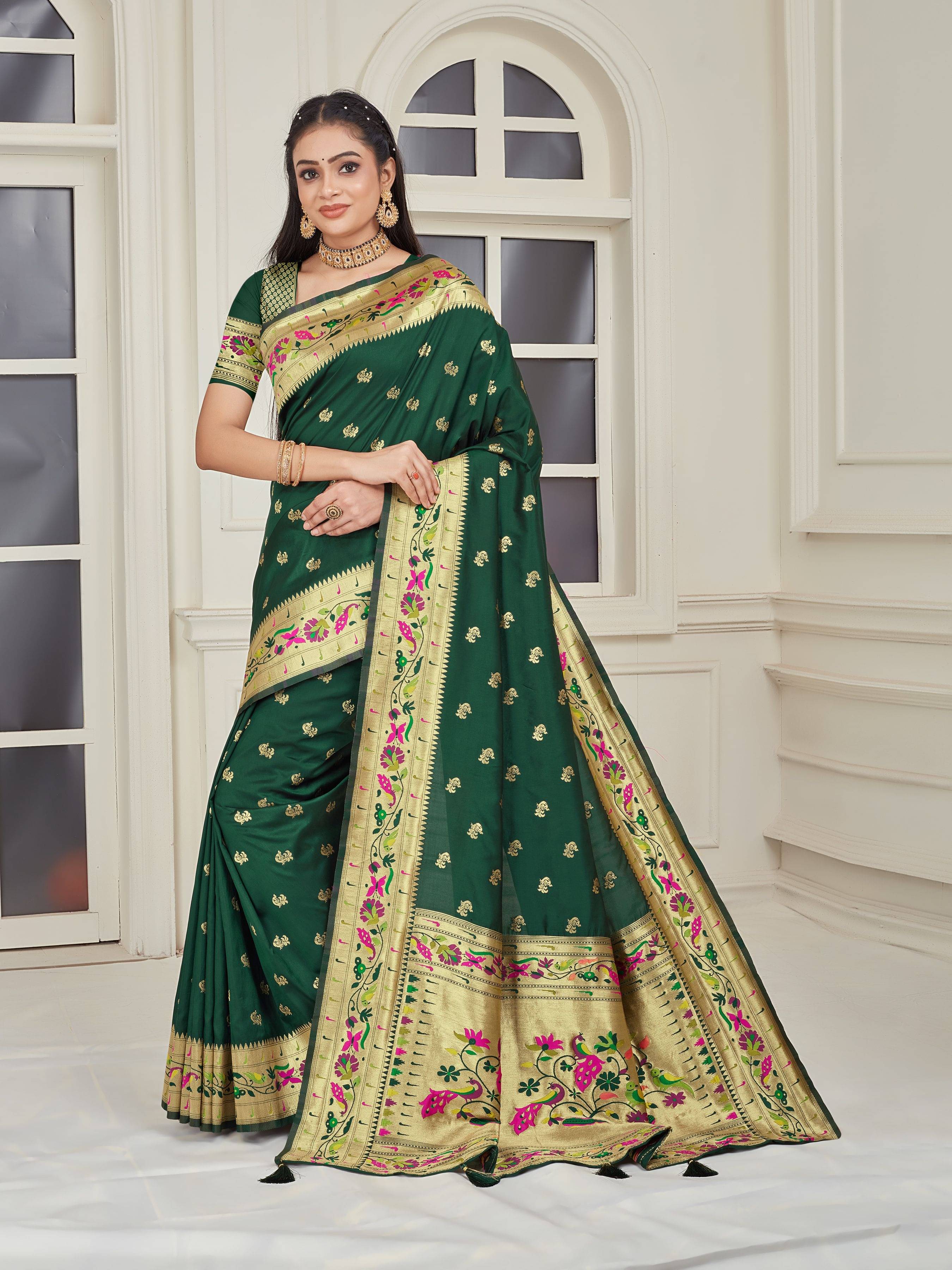Pionex Jacquard Woven Paithani Sarees With Unstitched Blouse Piece ( Green ) Pionex Jacquard Woven Paithani Sarees With Unstitched Blouse Piece ( Green )