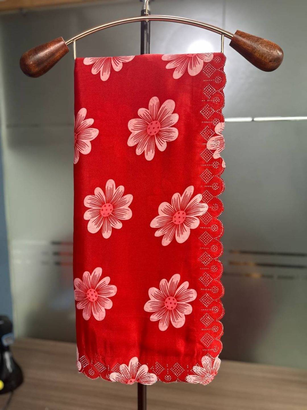 Pionex Silk Blend Printed Regular Saree With Unstitched Blouse Piece ( Red ) Pionex Silk Blend Printed Regular Saree With Unstitched Blouse Piece ( Red )