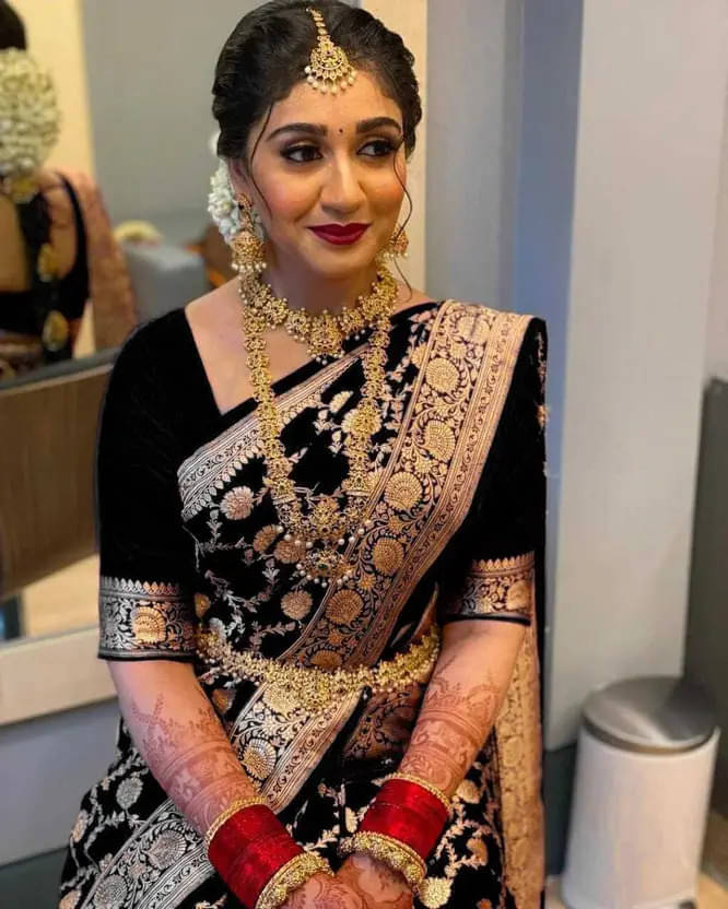     			KIVERA Silk Blend Woven Design Banarasi saree With Unstitched Blouse Piece ( Black )