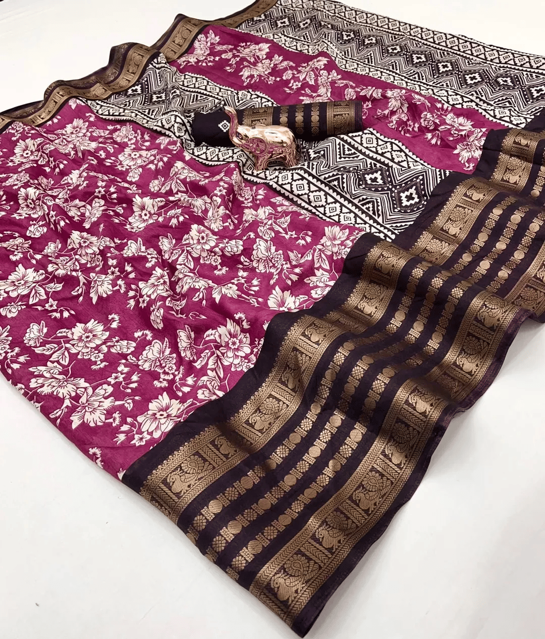 SAREESWAG Silk Blend Printed Regular Saree With Unstitched Blouse Piece ( Pink ) SAREESWAG Silk Blend Printed Regular Saree With Unstitched Blouse Piece ( Pink )