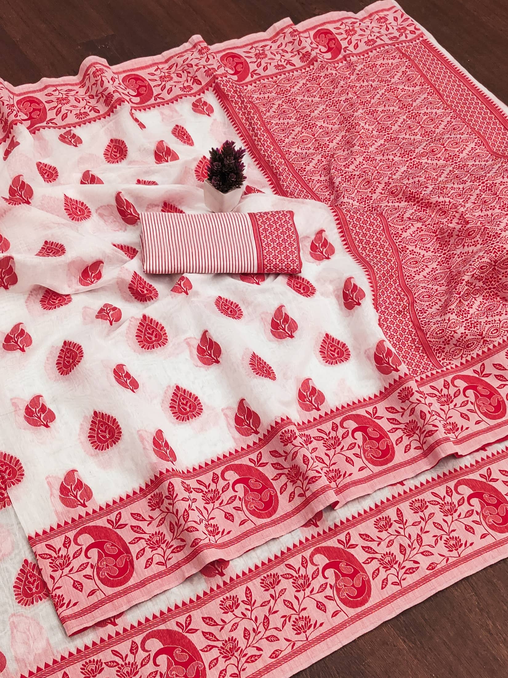 IndShopMart Cotton Blend Woven Banarasi saree With Unstitched Blouse Piece ( White,Red ) - Sarees | Buy online on ZillyBuy