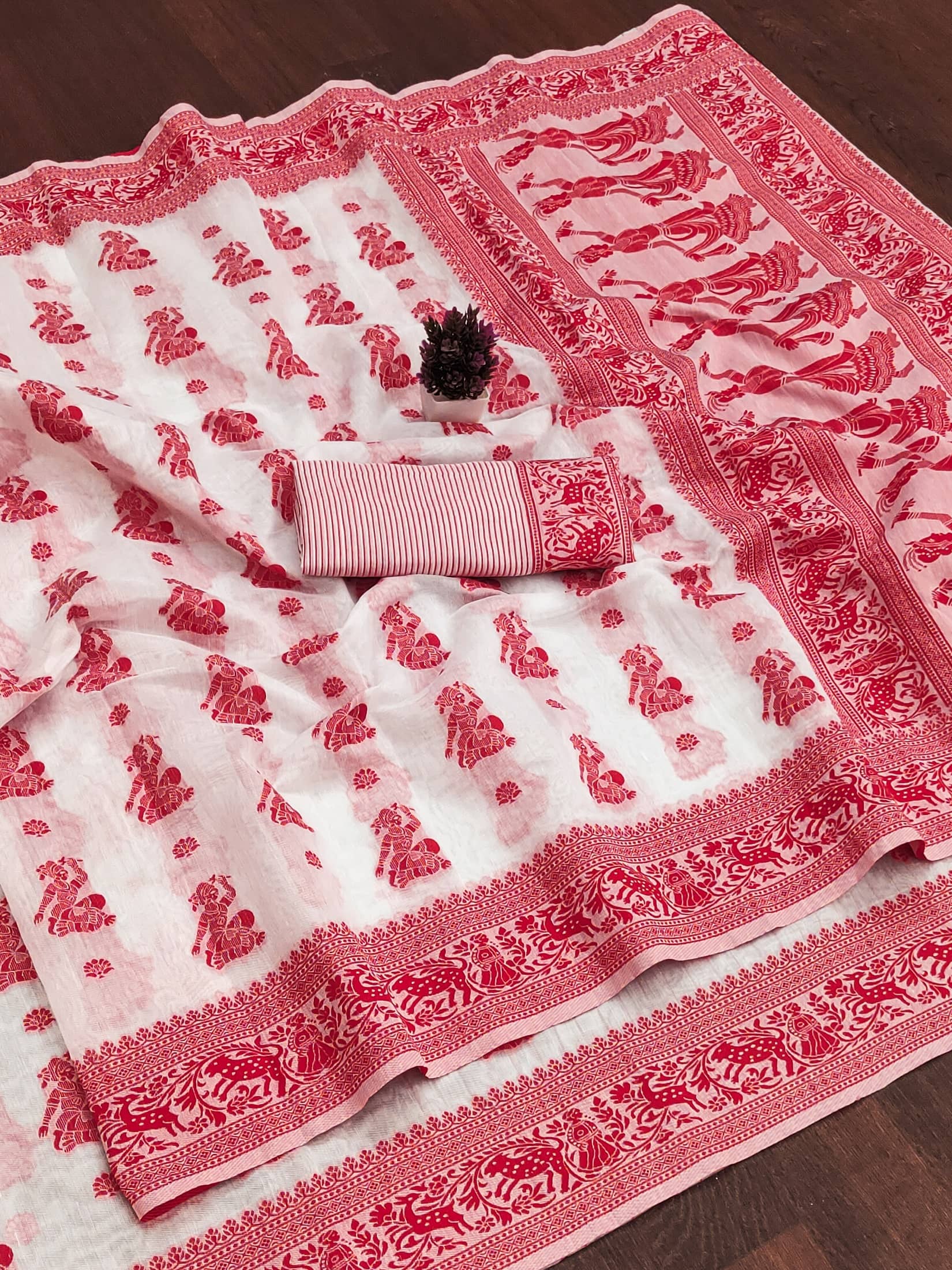IndShopMart Cotton Blend Woven Banarasi saree With Unstitched Blouse Piece ( White,Red ) - Sarees | Buy online on ZillyBuy
