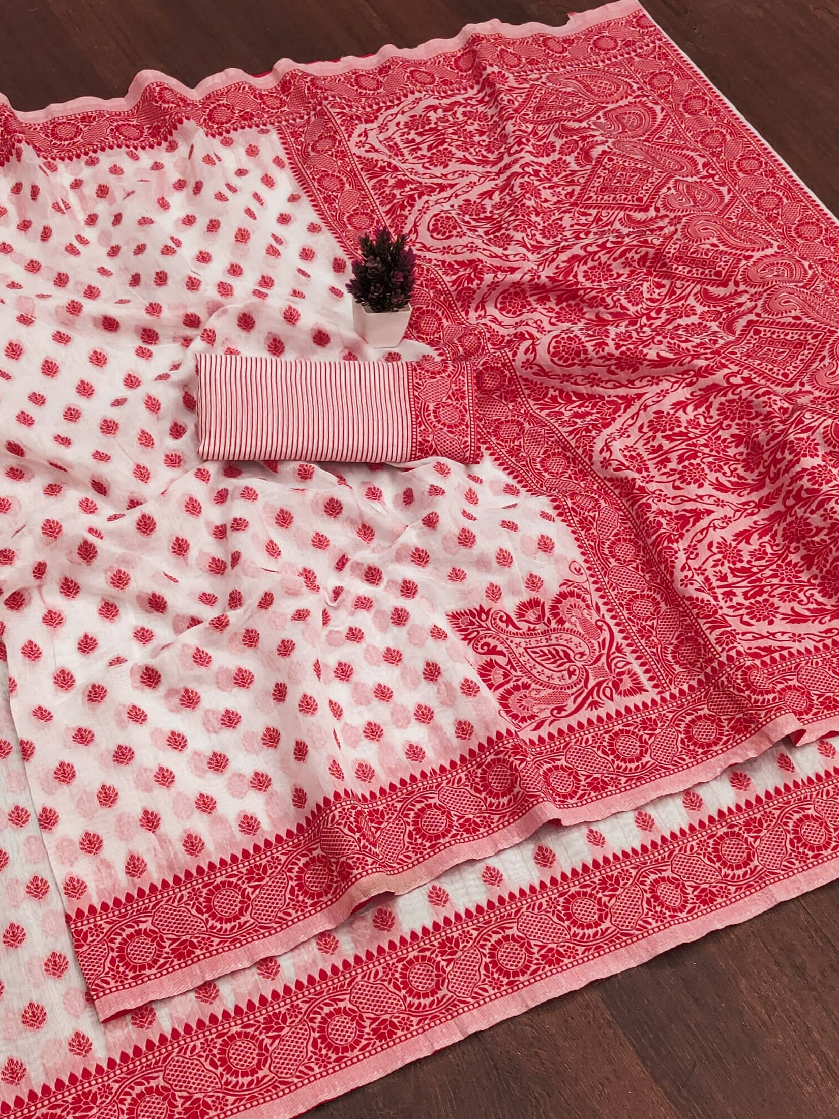 IndShopMart Cotton Blend Woven Banarasi saree With Unstitched Blouse Piece ( White,Red ) - Sarees | Buy online on ZillyBuy