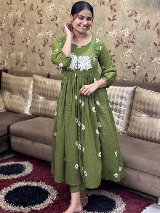Lee Moda Women Rayon Embroidered Flared Kurti With Pants ( Green )