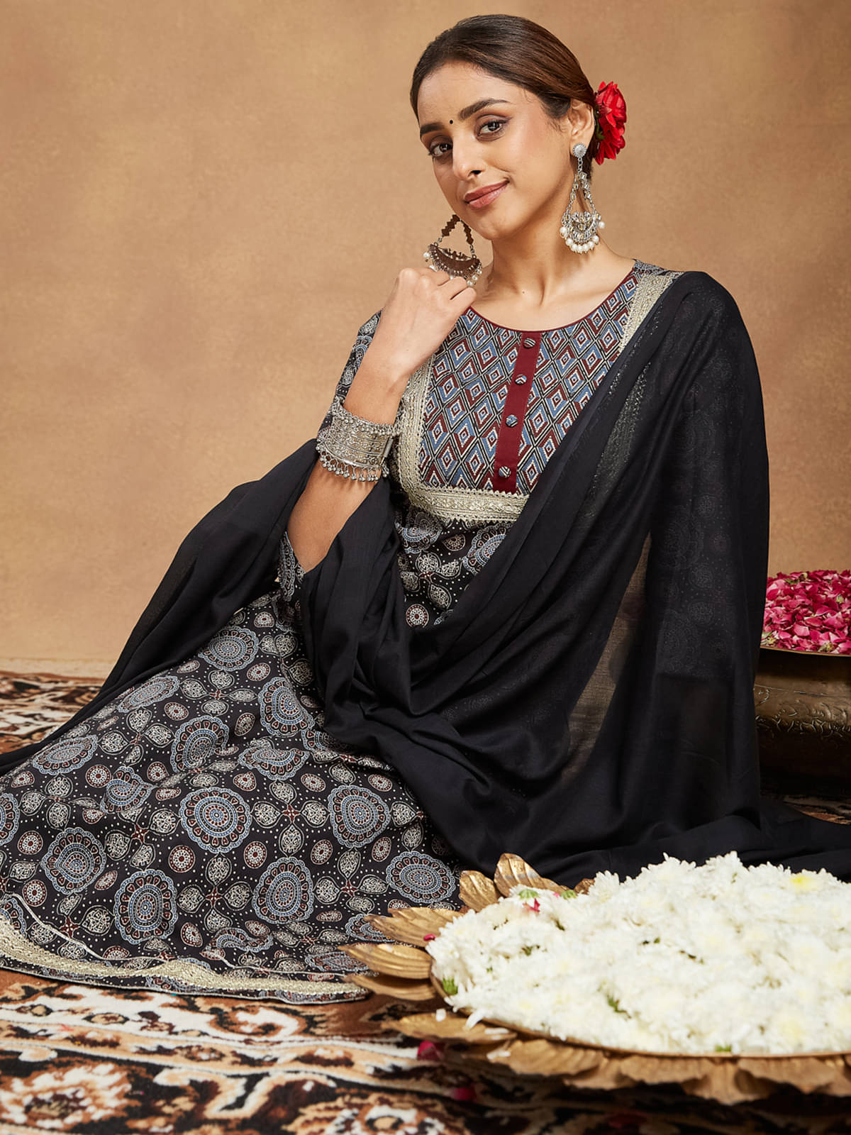 Janasya Women Cotton Printed Straight Kurti With Pants ( Black ) Janasya Women Cotton Printed Straight Kurti With Pants ( Black )