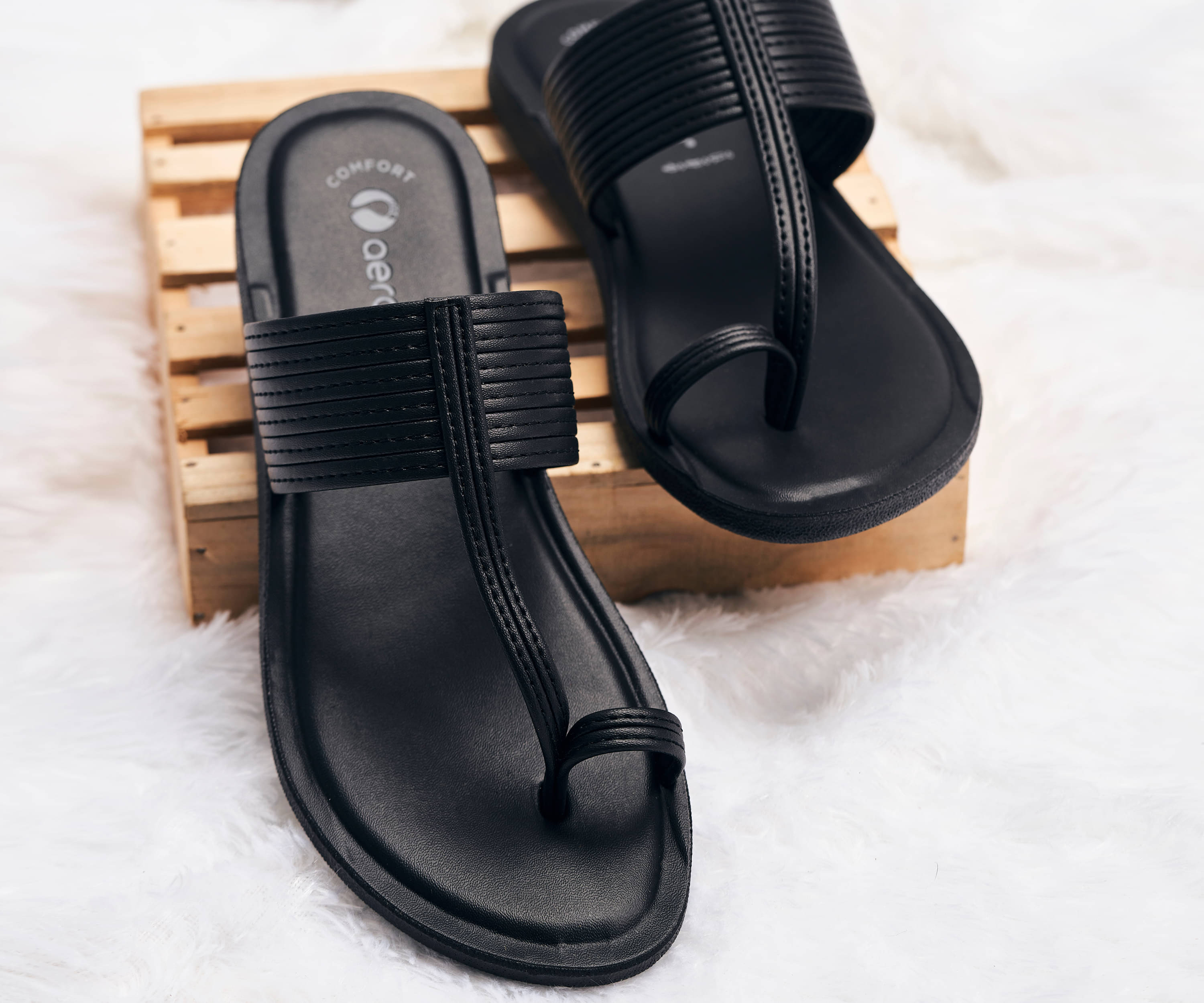     			Aeroblu Black Women's Slipper